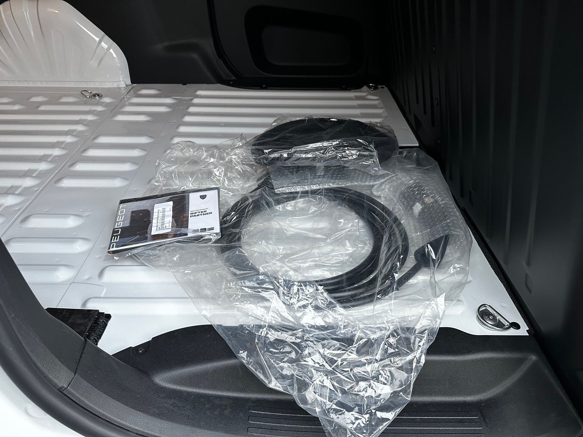 PEUGEOT e-Partner Long 50kWh Premium-image-8