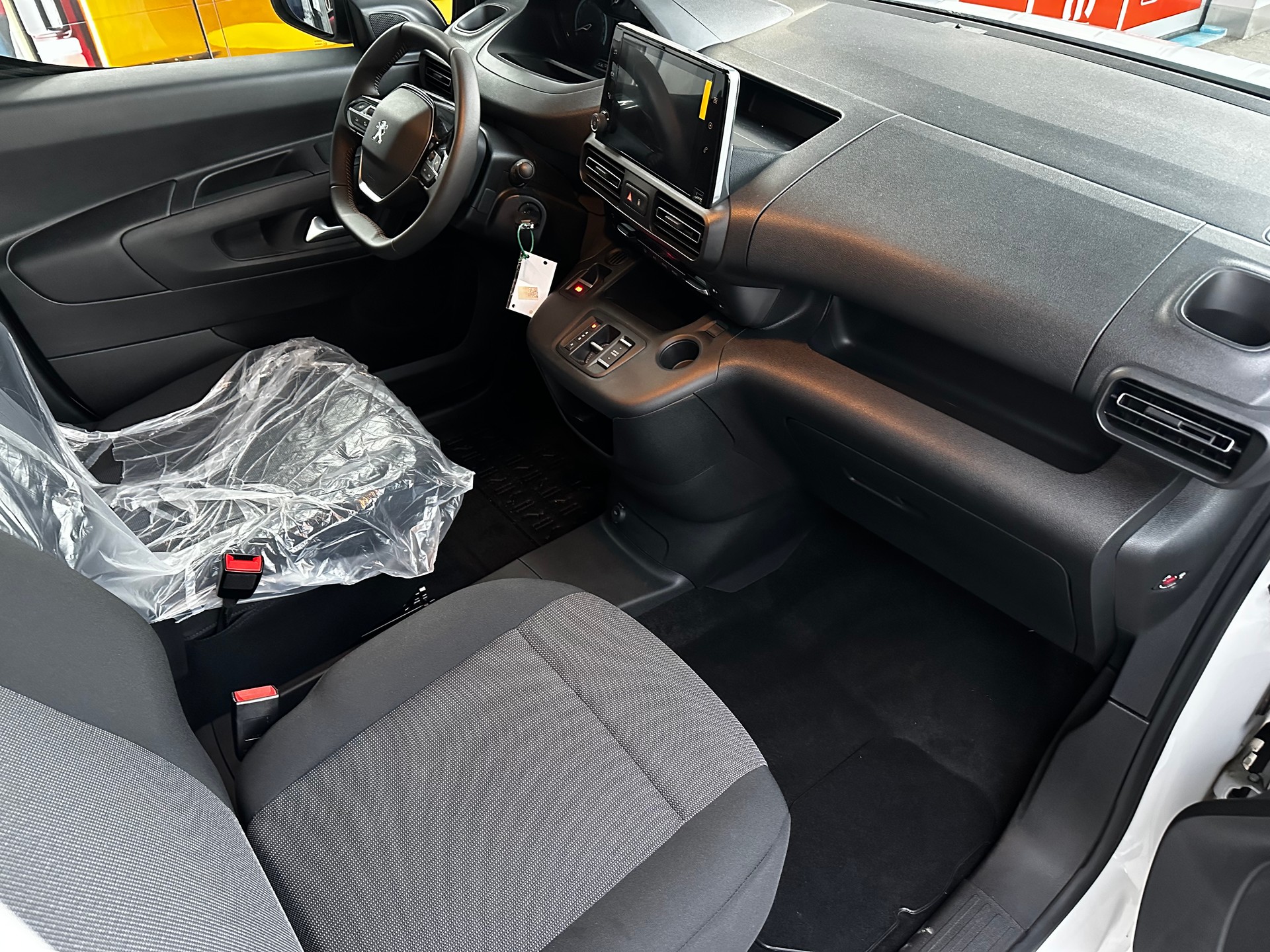 PEUGEOT e-Partner Long 50kWh Premium-image-9