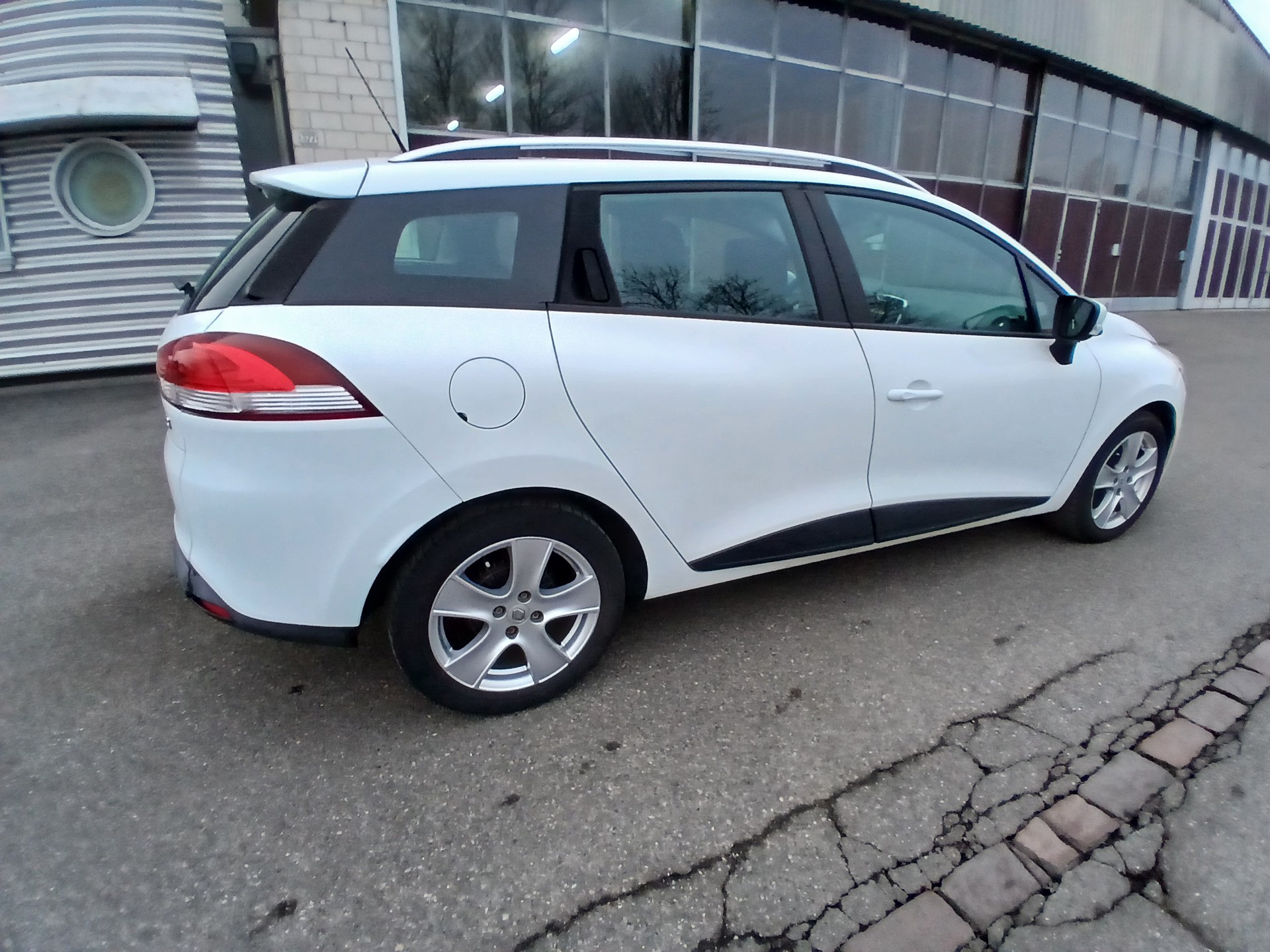 RENAULT Clio Grandtour 1.5 dCi Swiss Edition EDC-image-4