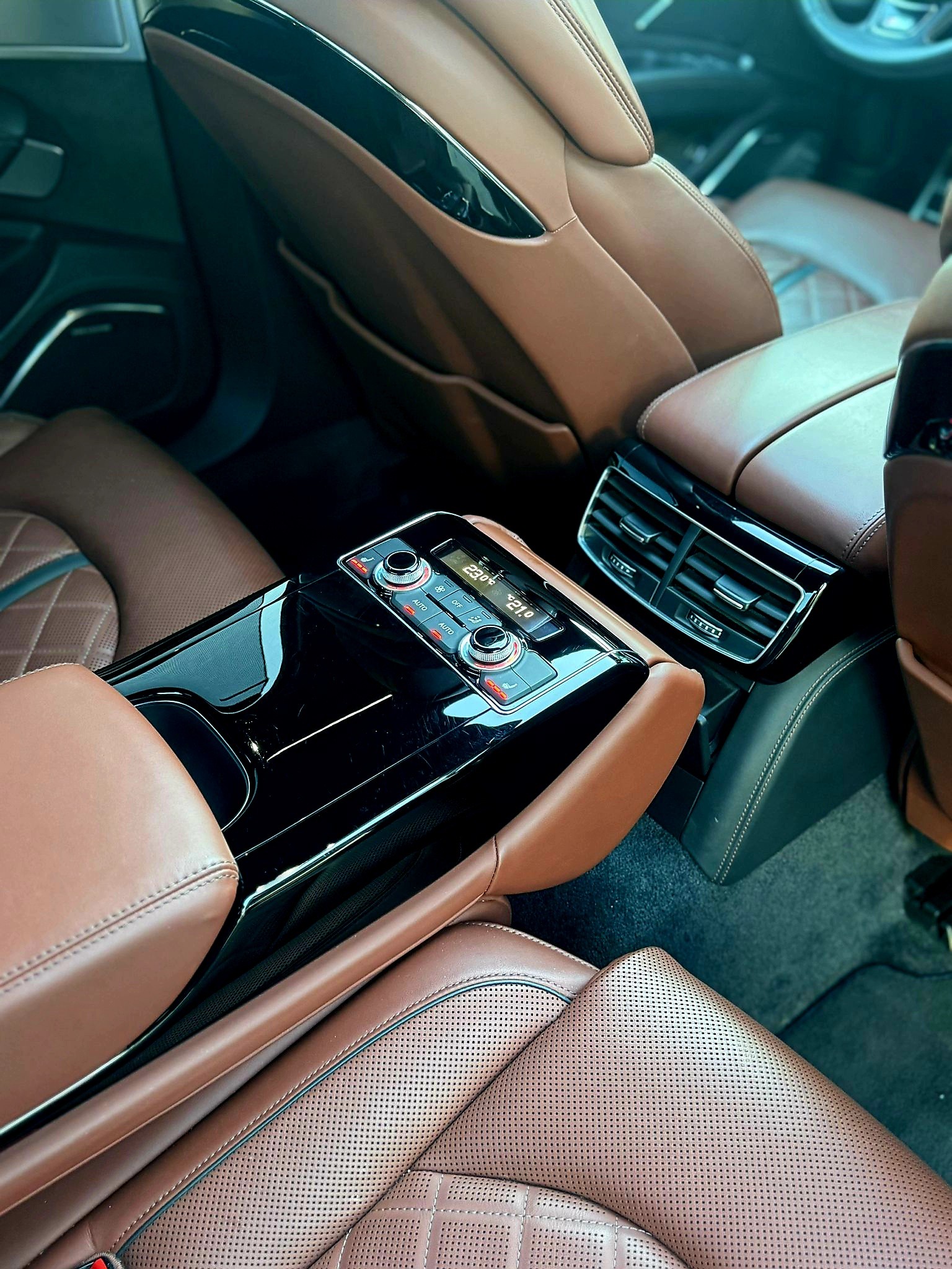 AUDI S8 4.0 TFSI V8 quattro tiptronic-image-13