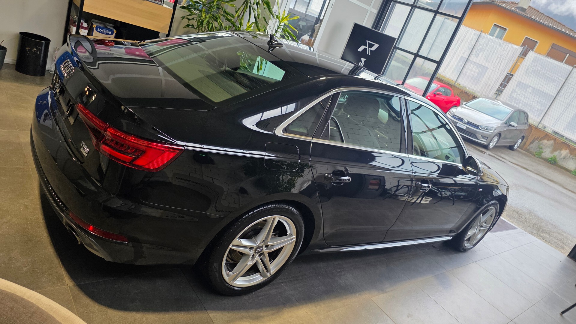 AUDI A4 Limousine 2.0 TFSI S-tronic S Line-image-4