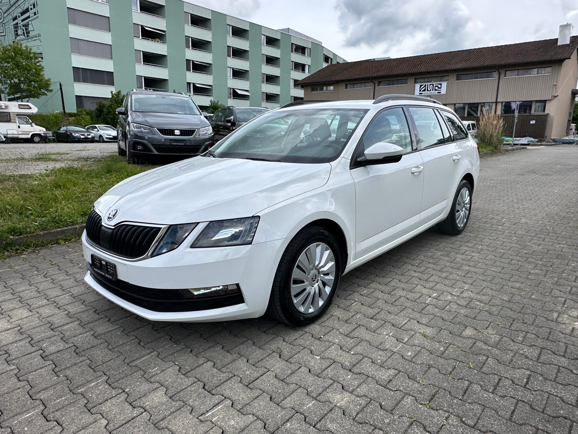SKODA Octavia Combi 1.6 TDI Active DSG-image-1