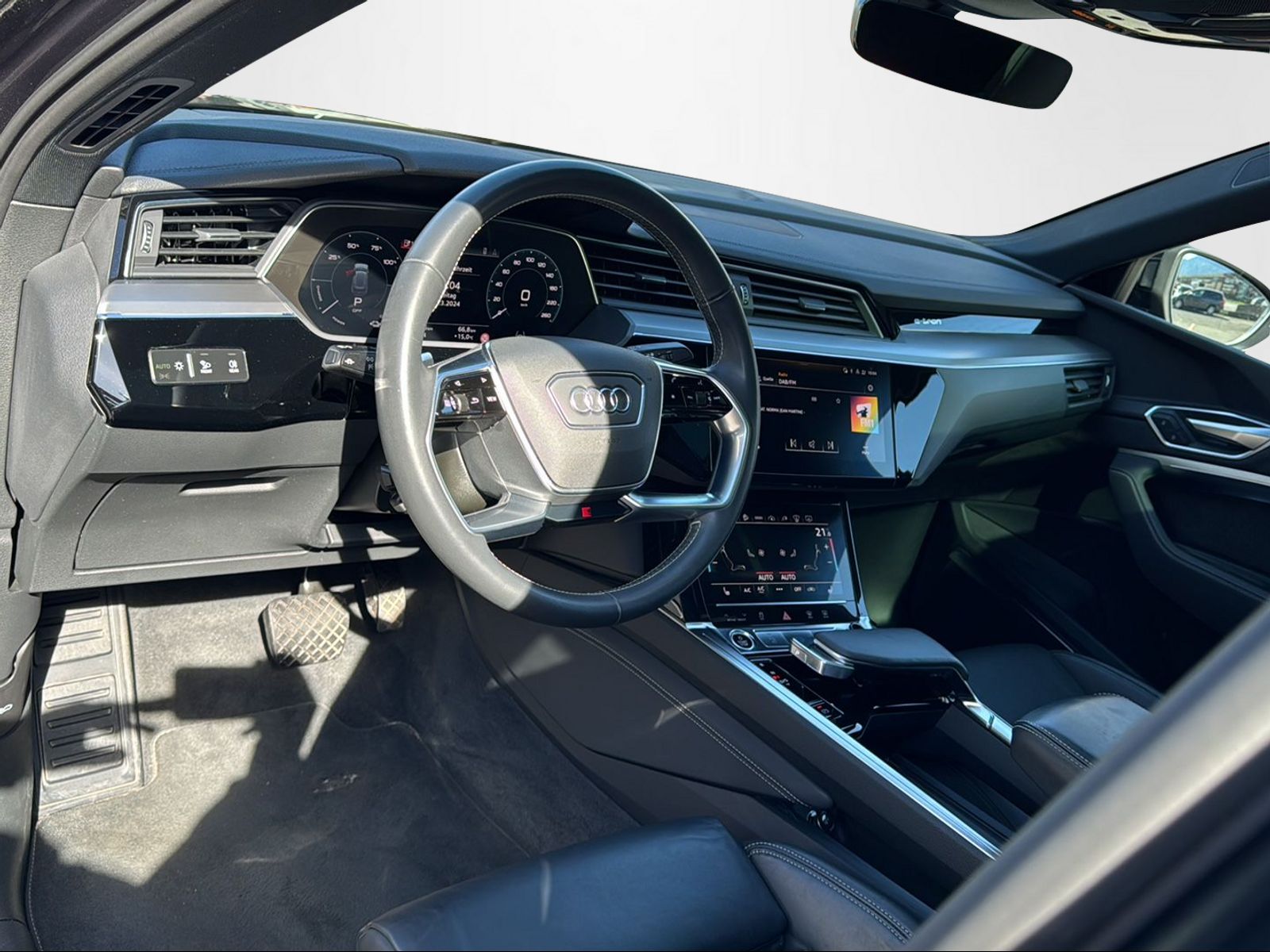 AUDI e-tron Sportback 55 S Line quattro-image-8
