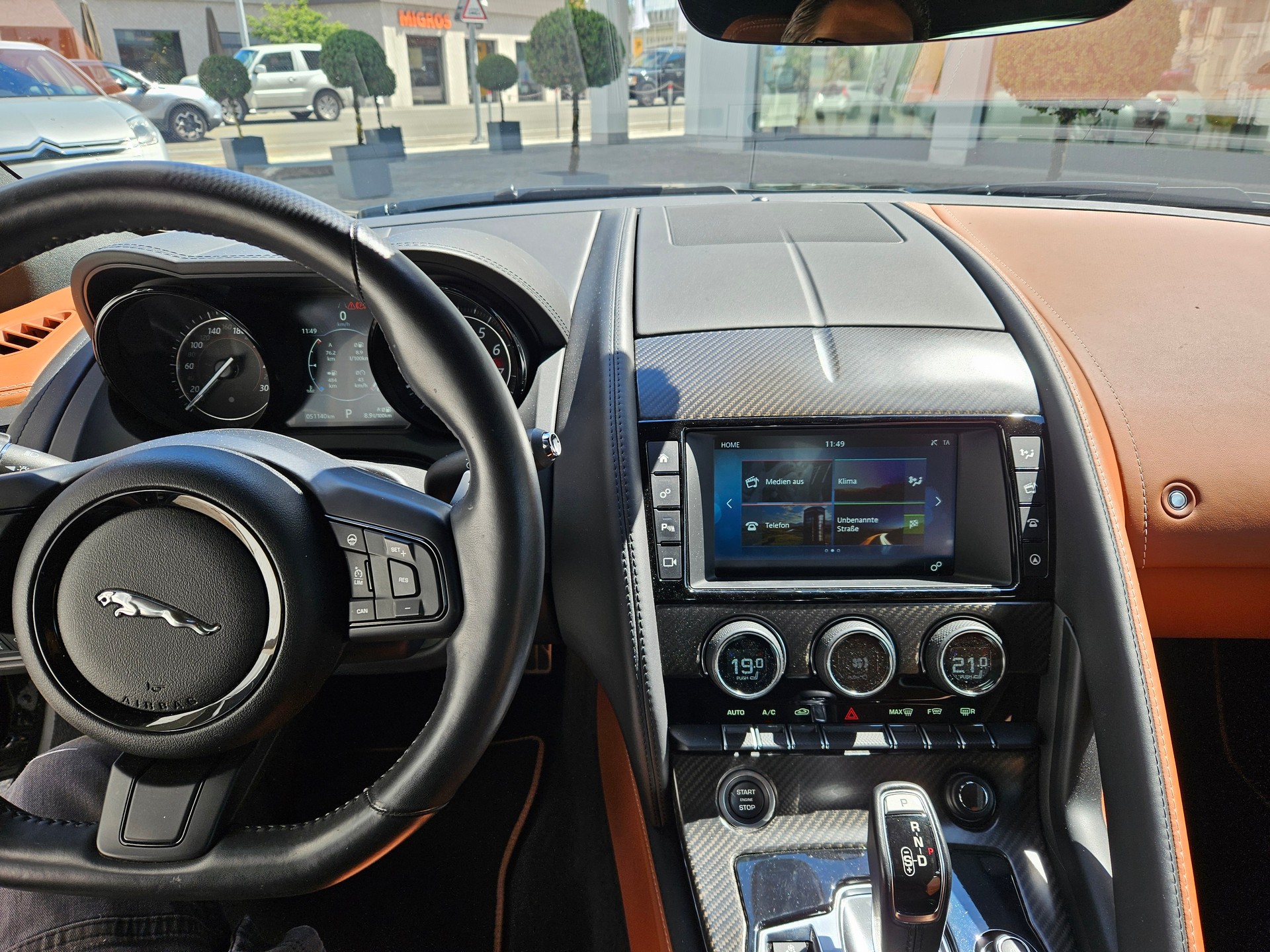 JAGUAR 2.0 R-Dynamic-image-5