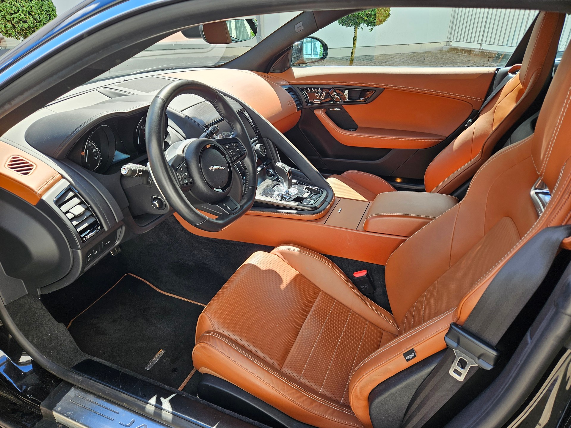 JAGUAR 2.0 R-Dynamic-image-3