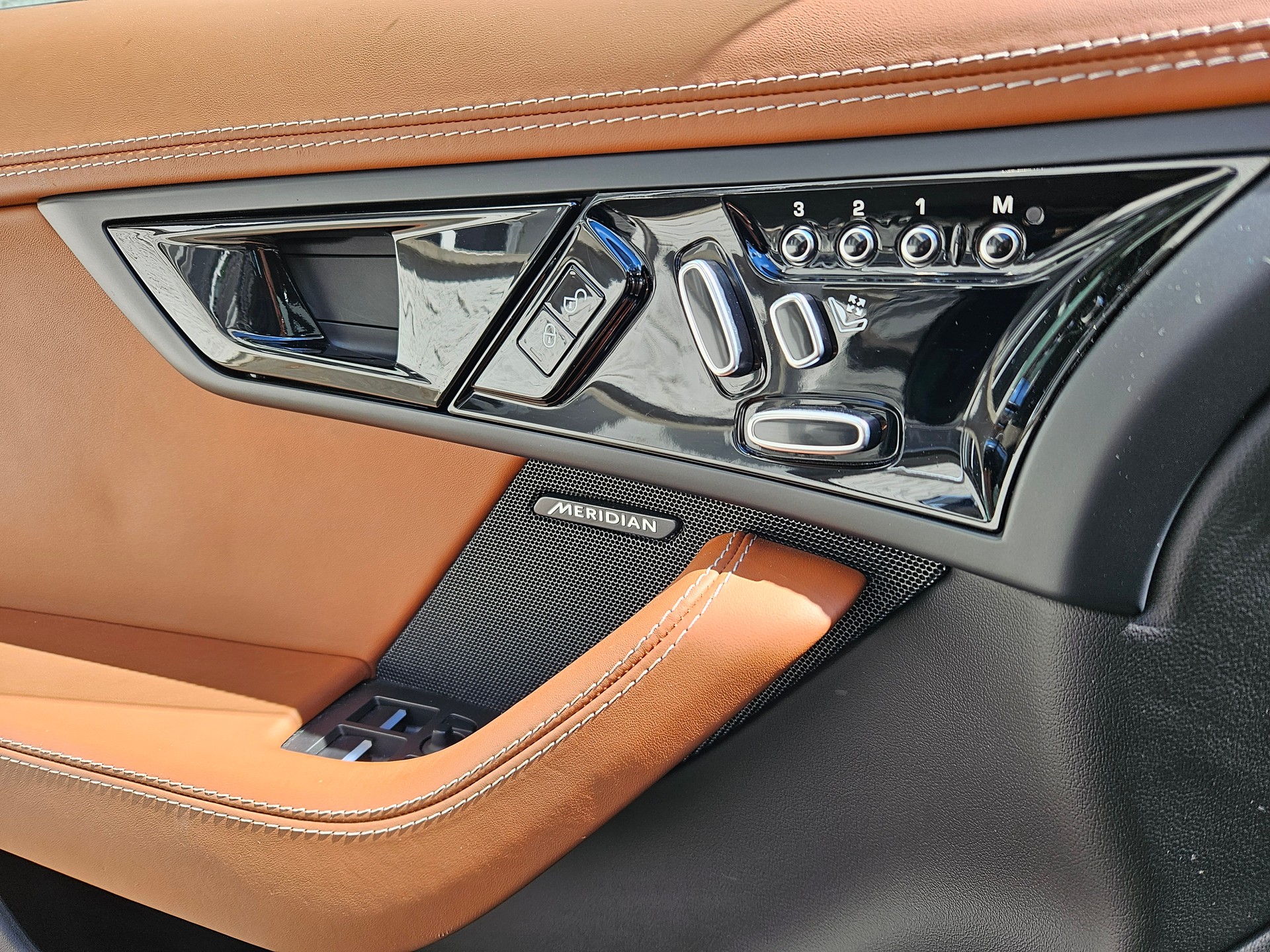 JAGUAR 2.0 R-Dynamic-image-6