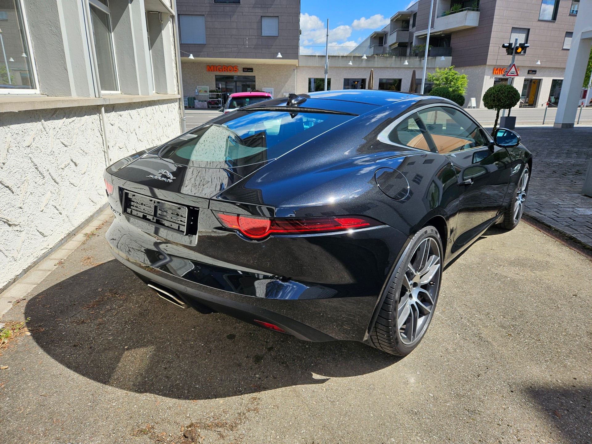 JAGUAR 2.0 R-Dynamic-image-2