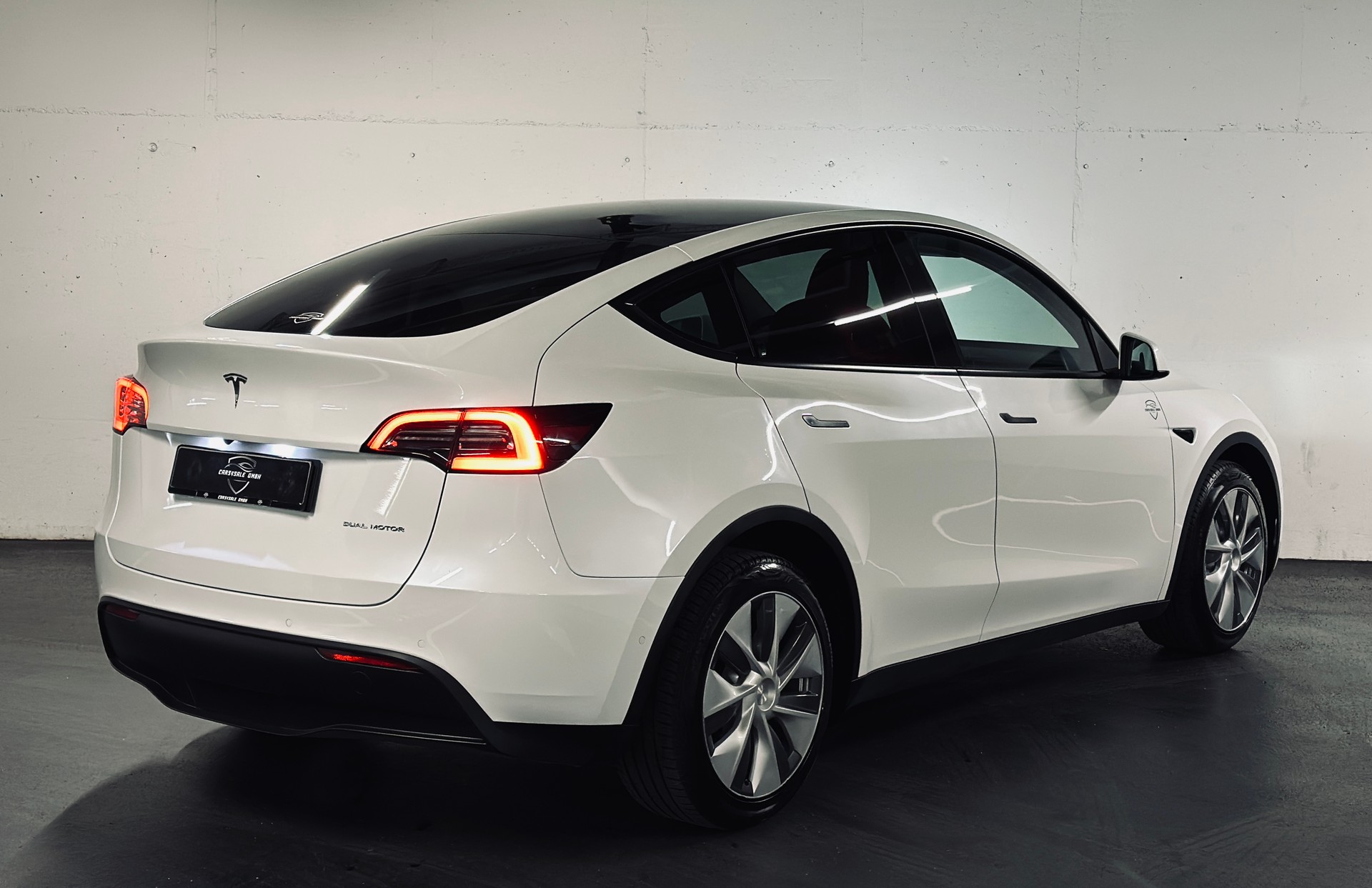 TESLA Model Y Long Range AWD-image-3