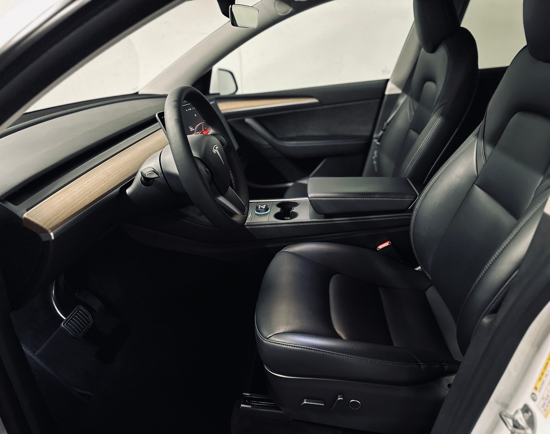 TESLA Model Y Long Range AWD-image-8