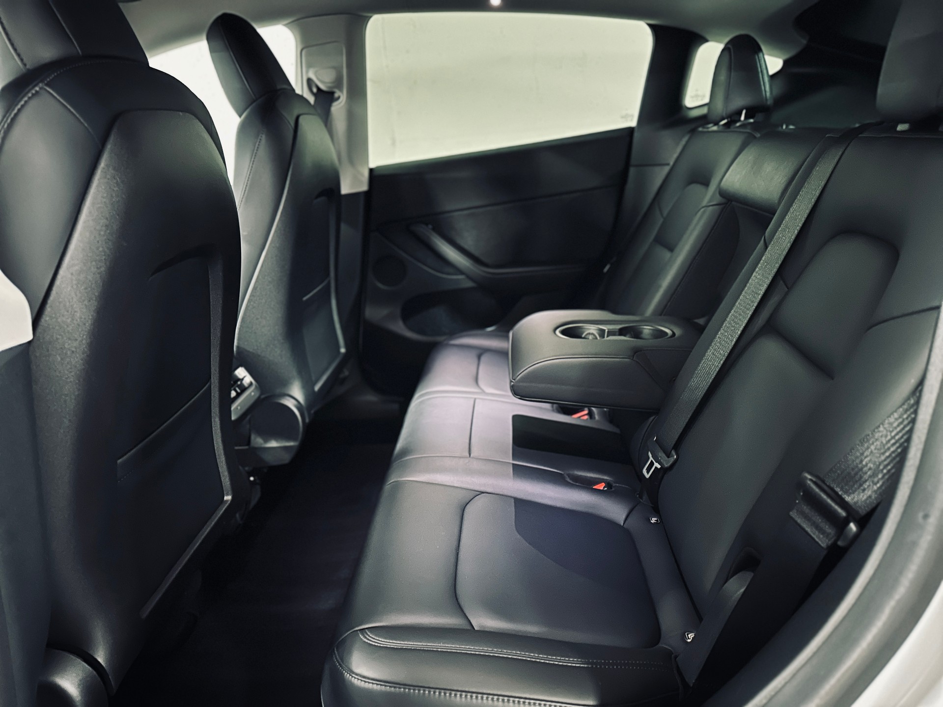 TESLA Model Y Long Range AWD-image-10