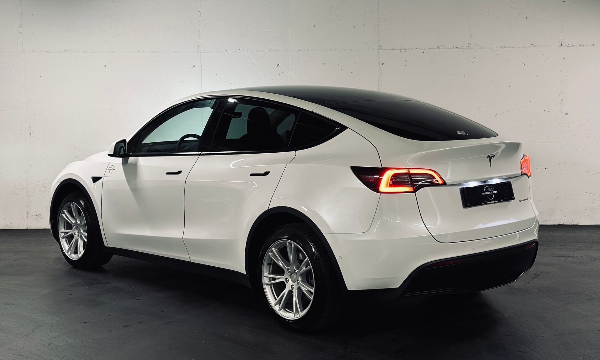 TESLA Model Y Long Range AWD-image-2