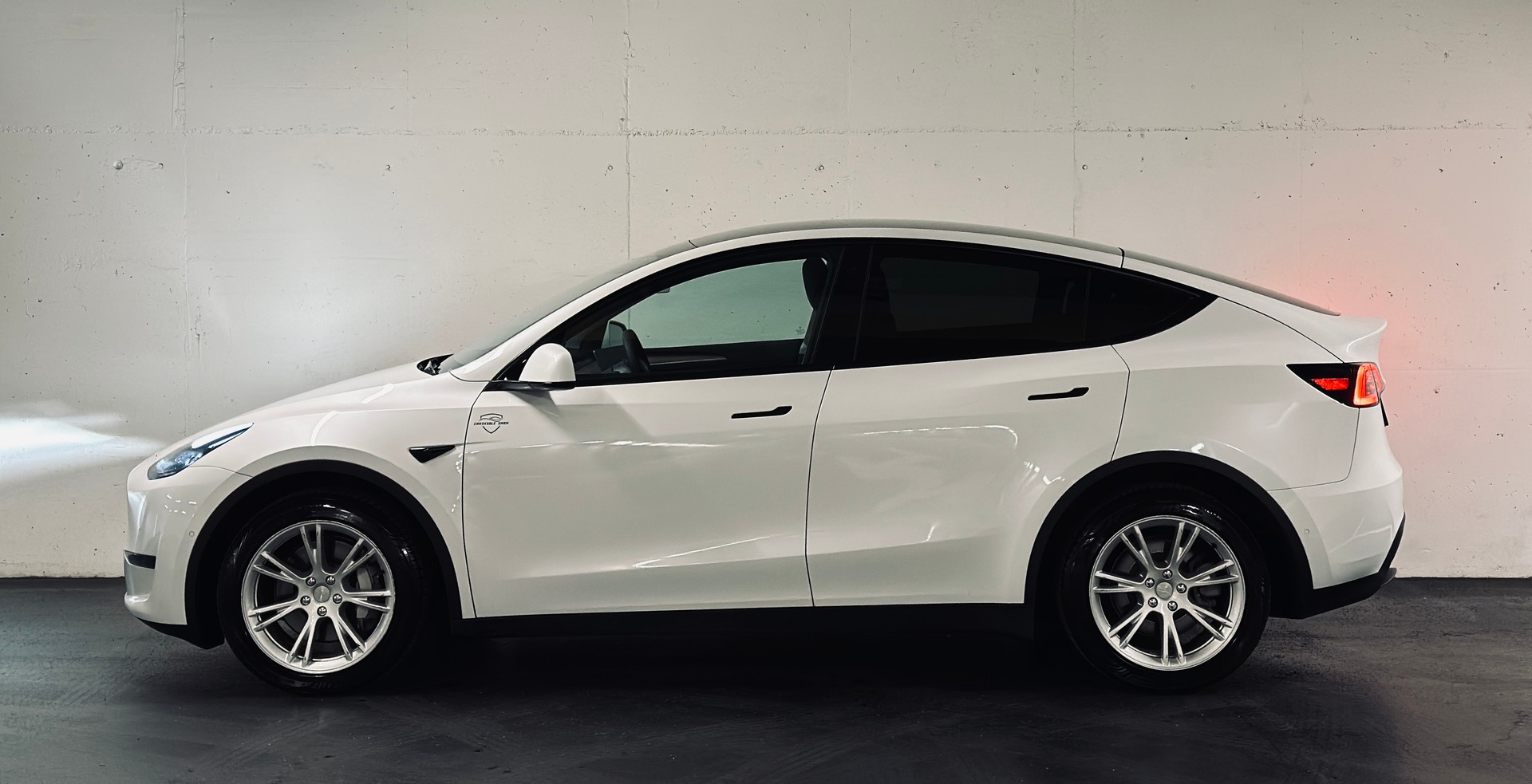 TESLA Model Y Long Range AWD-image-4