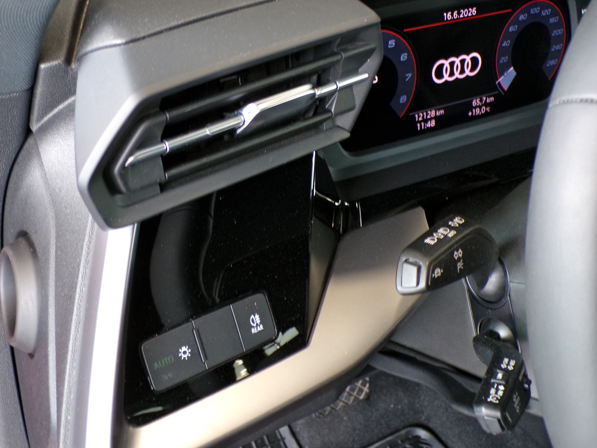 AUDI A3 Sportback 30 g-tron S line S-tronic-image-12