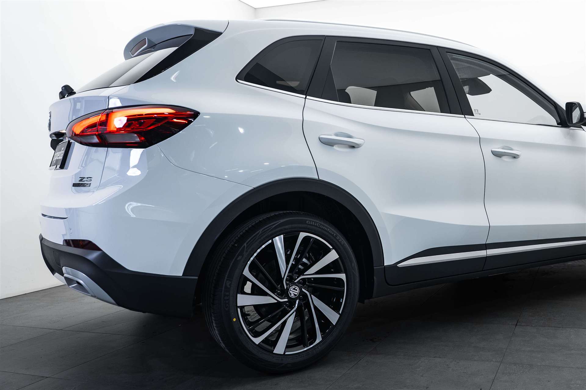 MG ZS 1.5 HEV Luxury Automat NEW-showroom-element-3