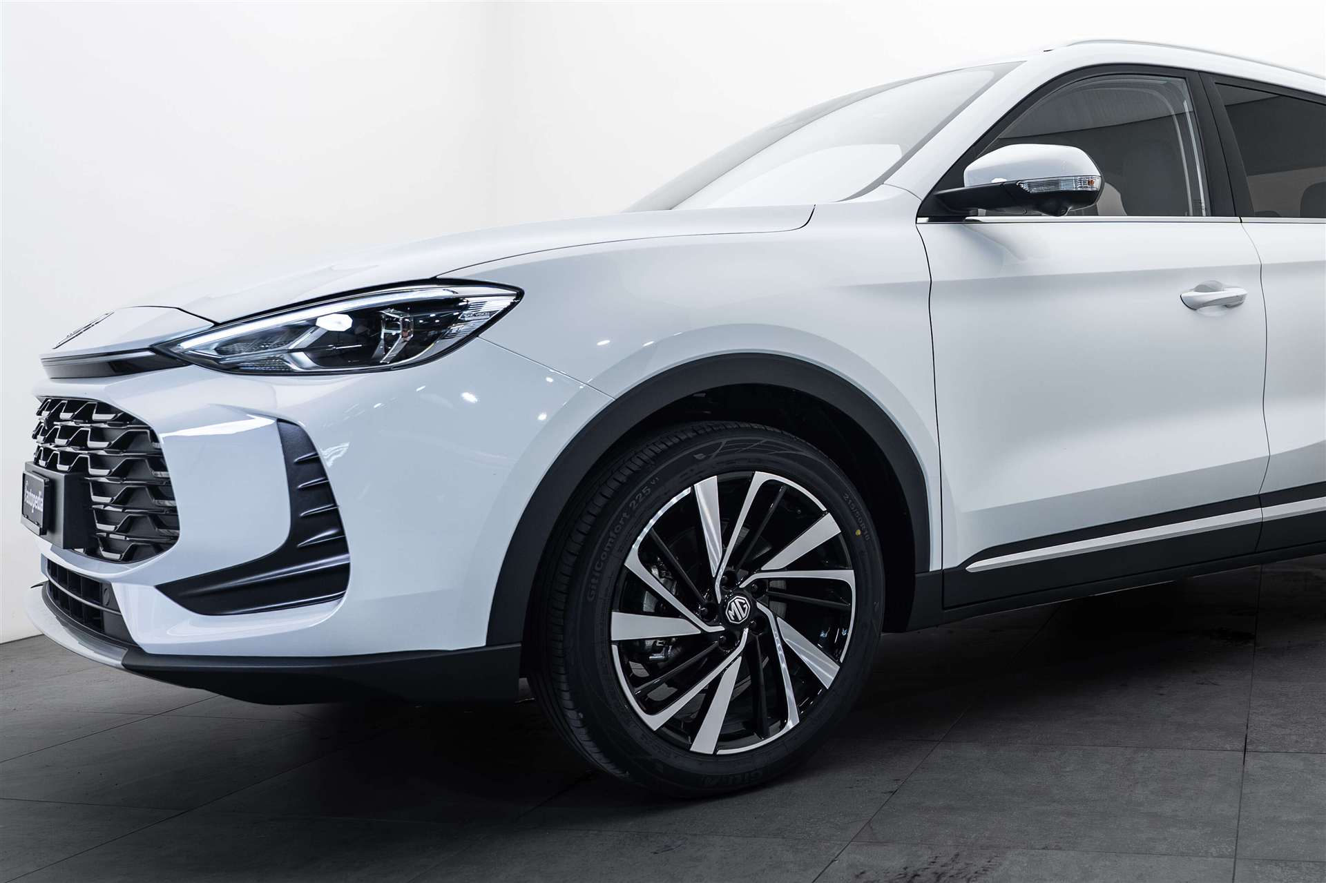 MG ZS 1.5 HEV Luxury Automat NEW-showroom-element-1
