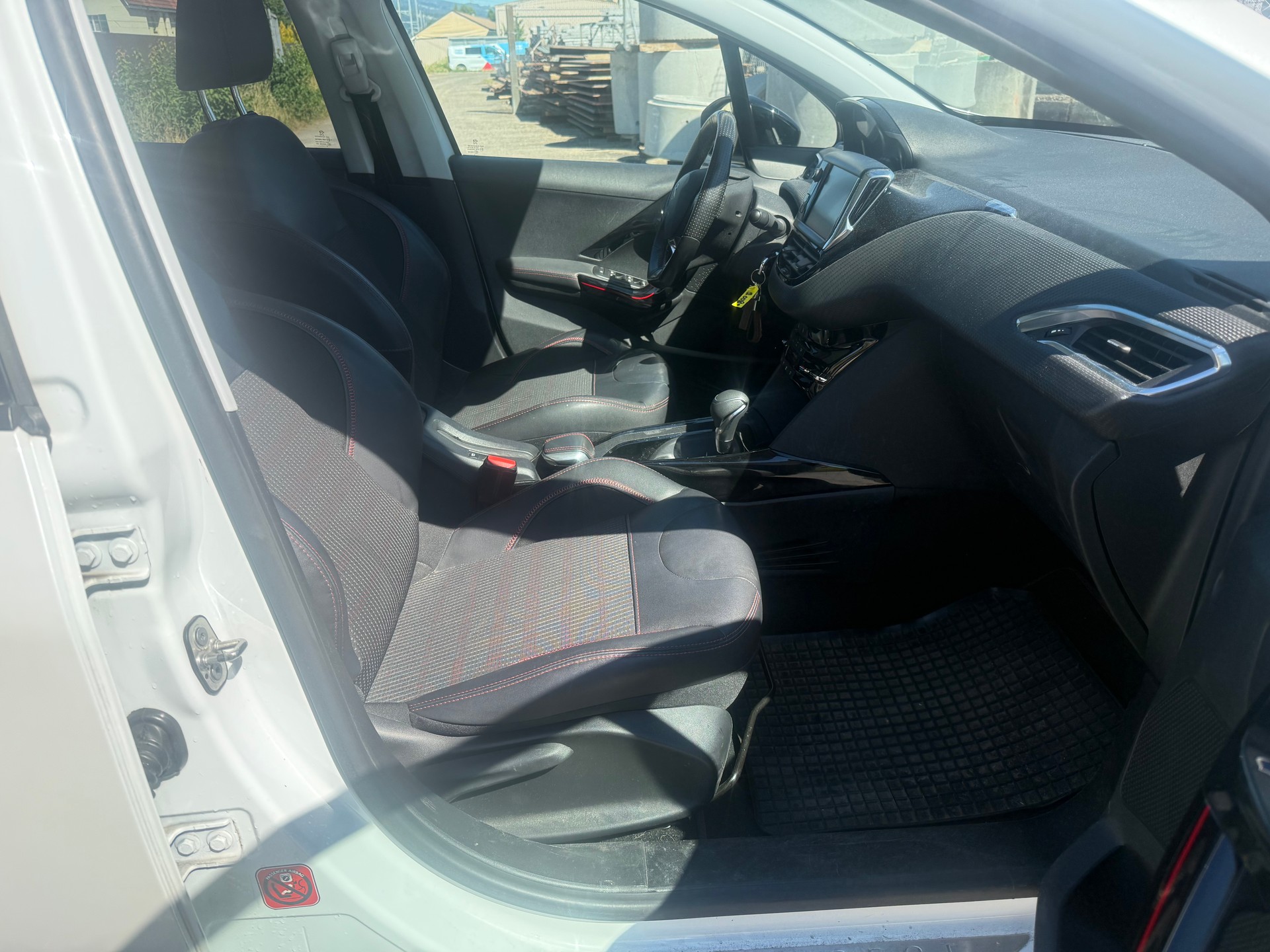 PEUGEOT 2008 1.2 PureTech GT Line EAT6-image-11
