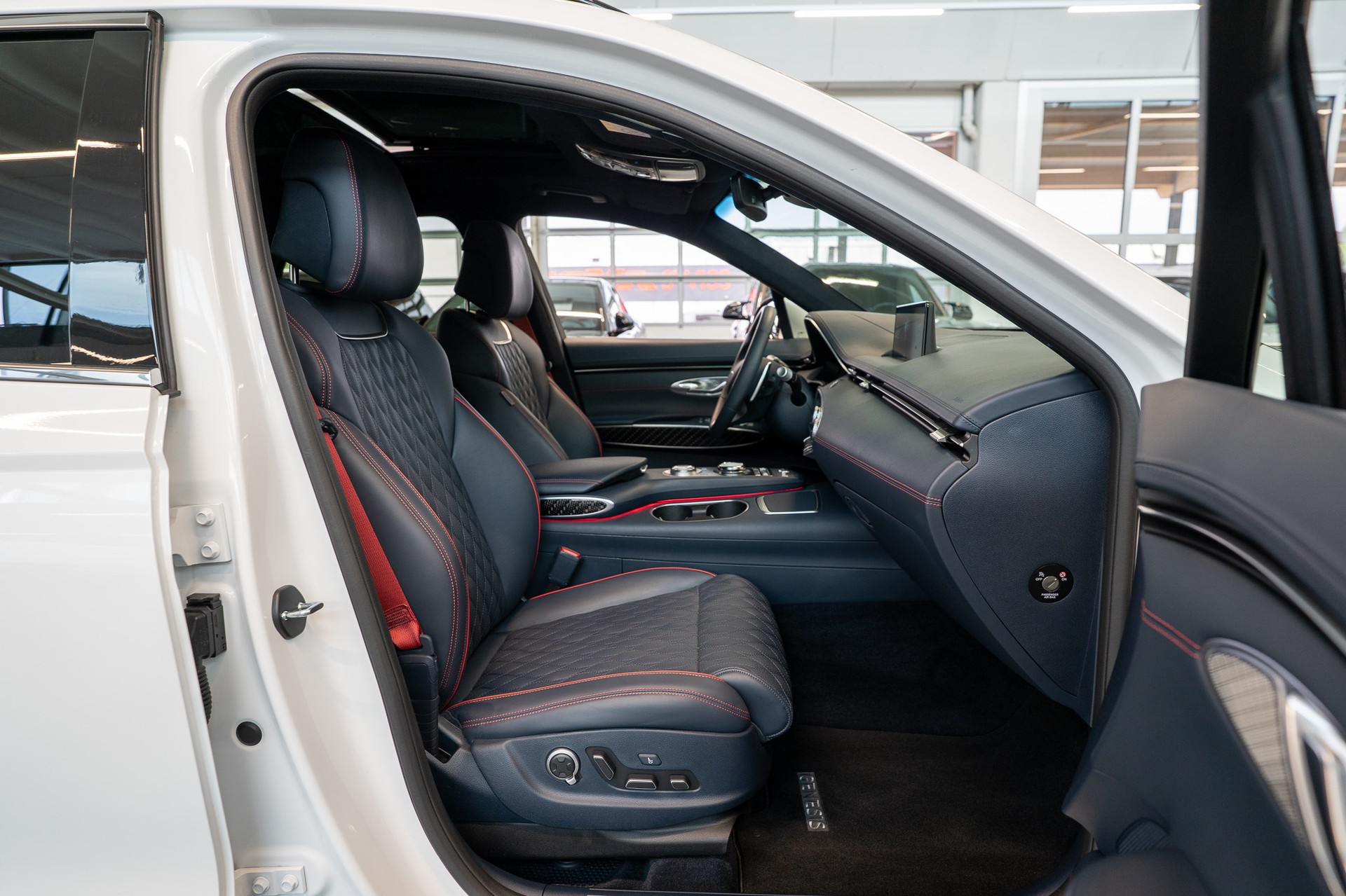 GENESIS GV70 2.5T Sport / Panorama-Glasdach / Massage-Sitze / 360°Kamera-image-16