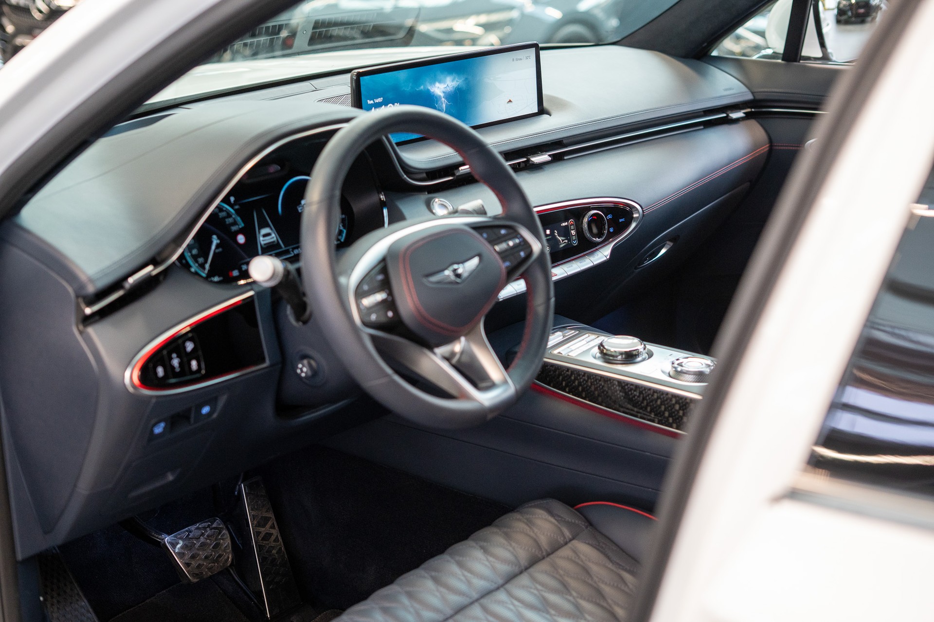 GENESIS GV70 2.5T Sport / Panorama-Glasdach / Massage-Sitze / 360°Kamera-image-12