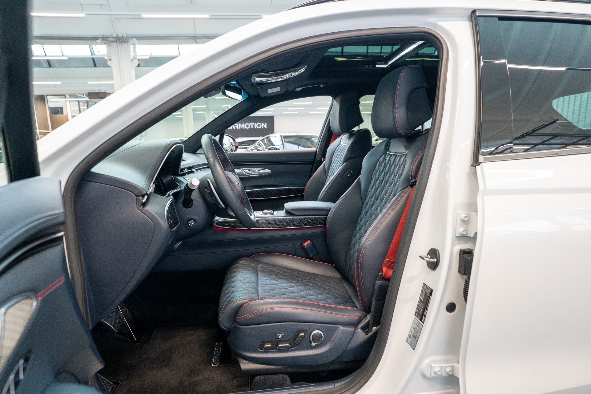 GENESIS GV70 2.5T Sport / Panorama-Glasdach / Massage-Sitze / 360°Kamera-image-8