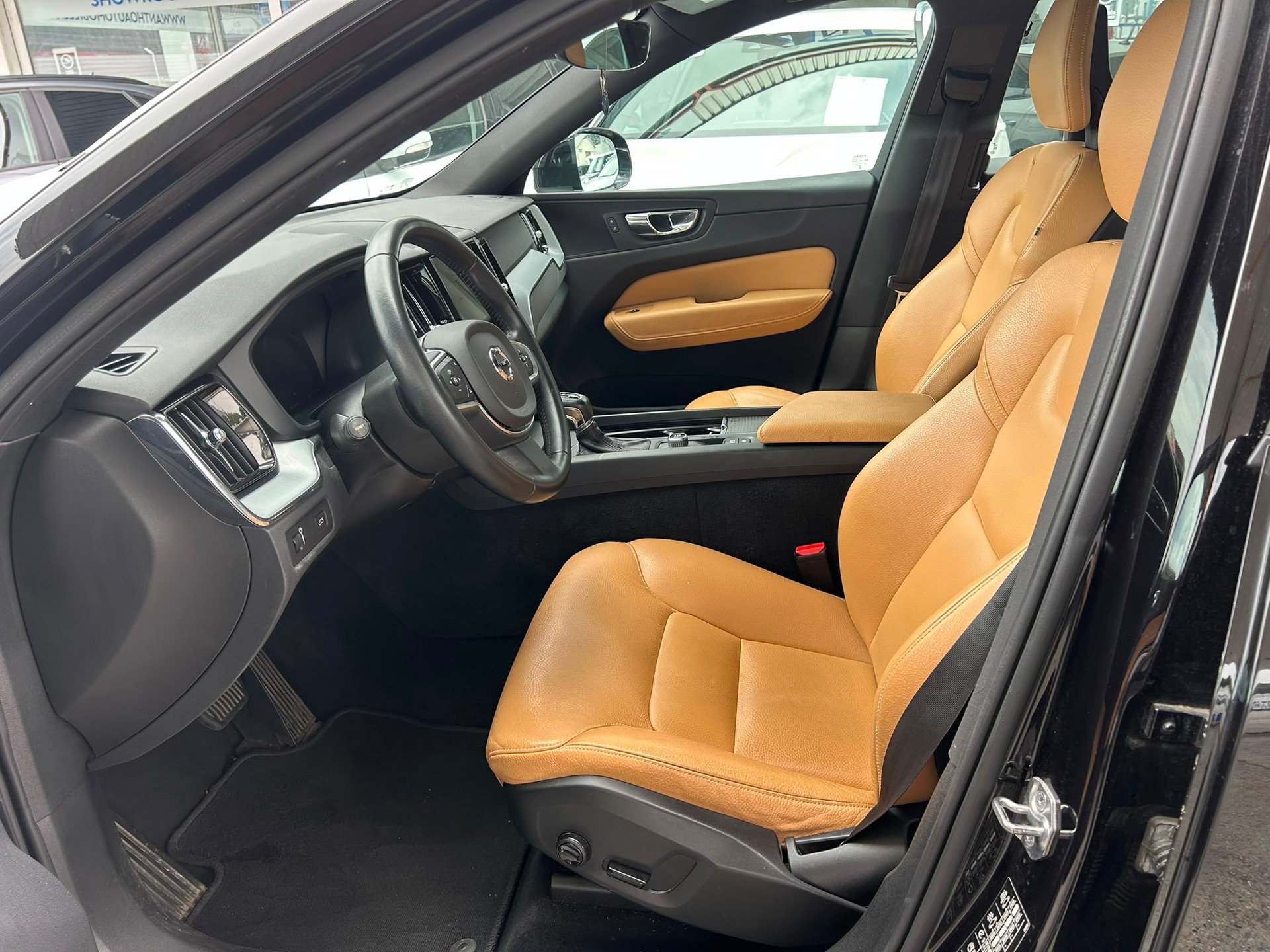 VOLVO XC60 D5 AWD Momentum Geartronic-image-4
