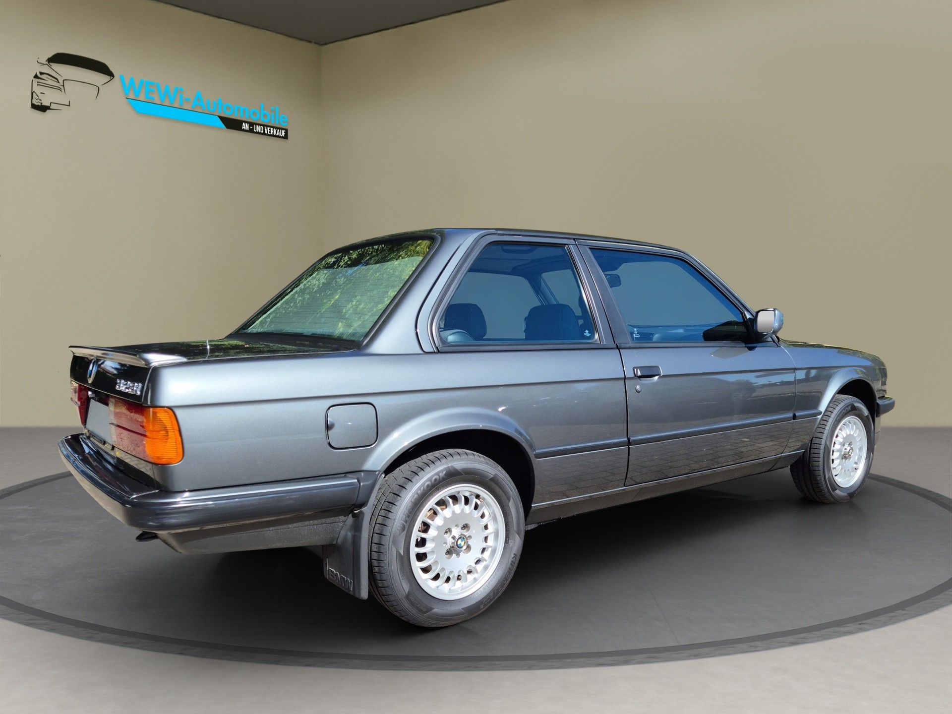 BMW 323i CH-showroom-element-2