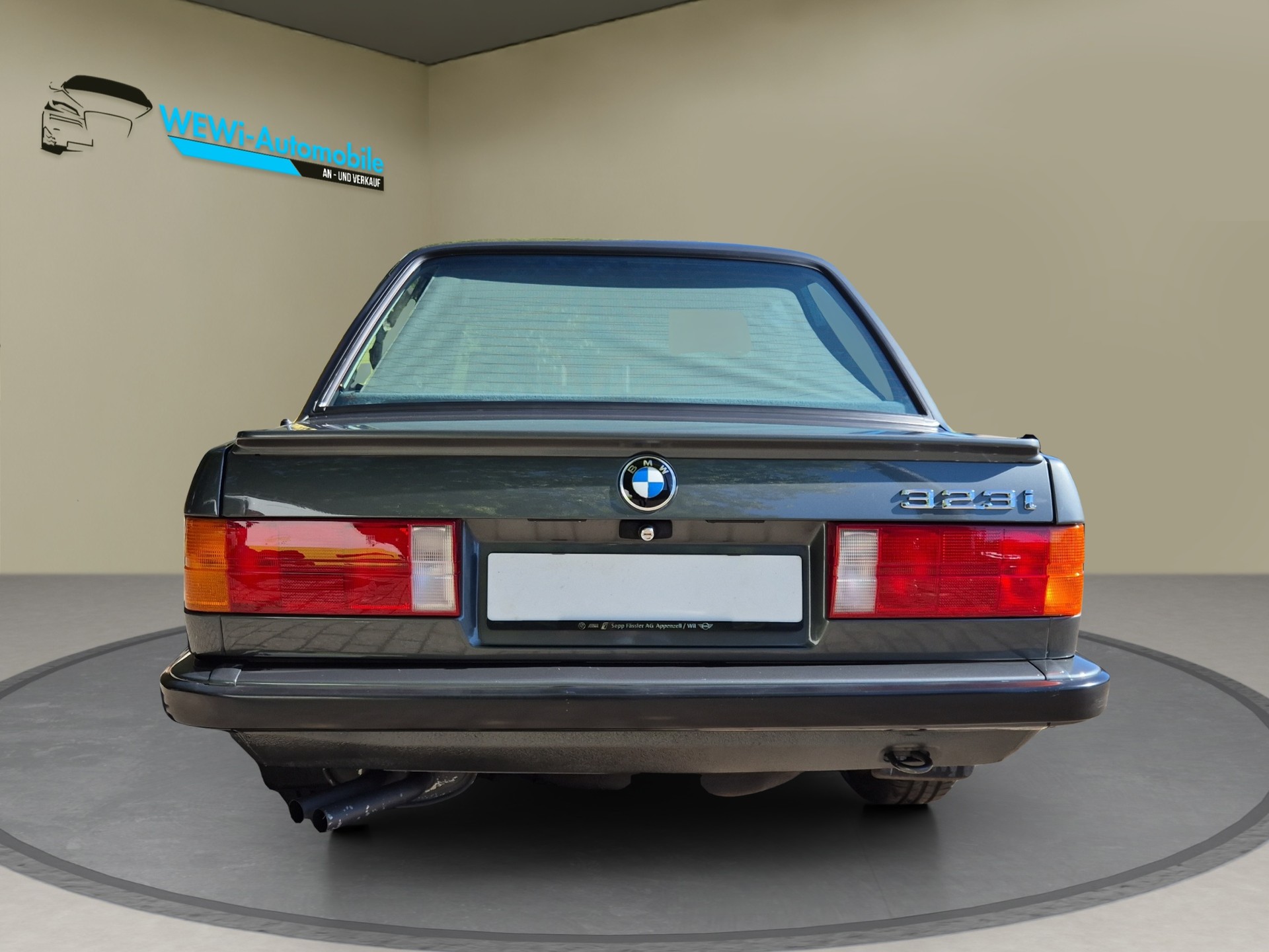 BMW 323i CH-showroom-element-3