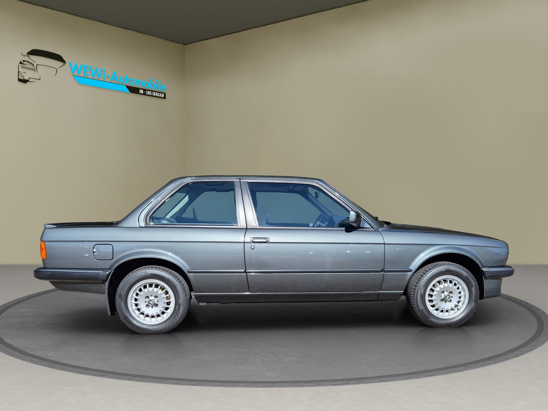 BMW 323i CH-showroom-element-1