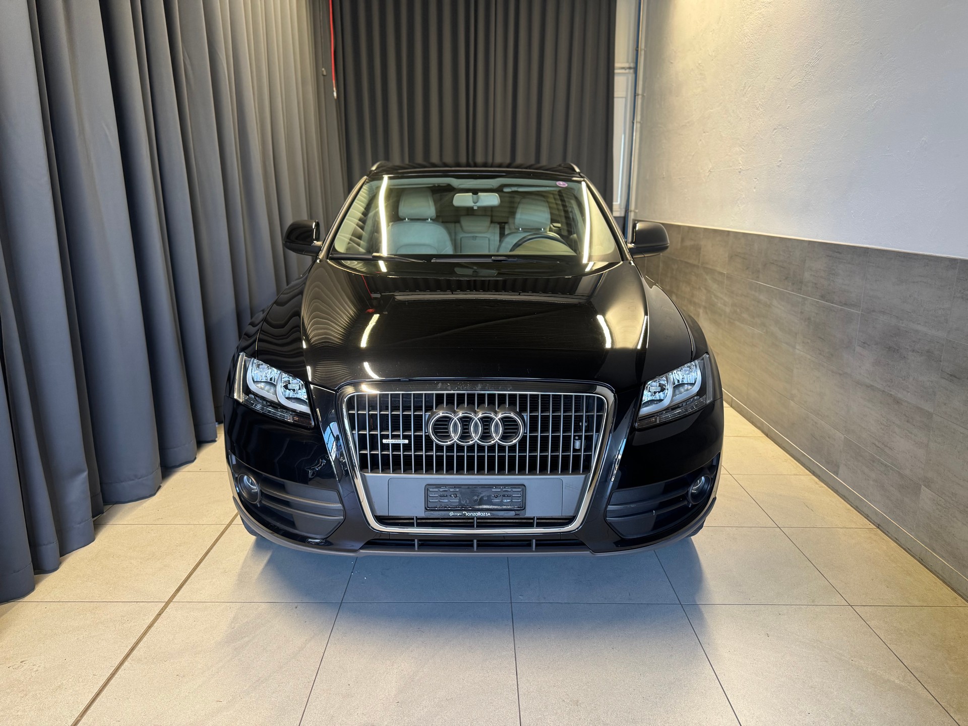 AUDI Q5 2.0 TFSI quattro S-tronic (23)-showroom-element-1