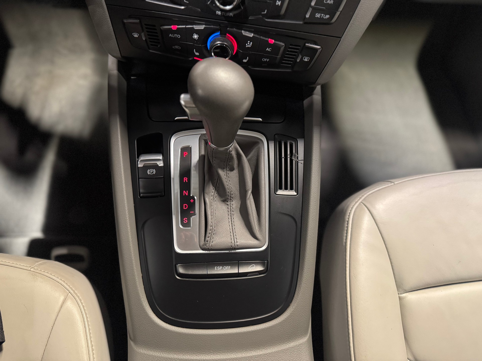 AUDI Q5 2.0 TFSI quattro S-tronic (23)-image-12