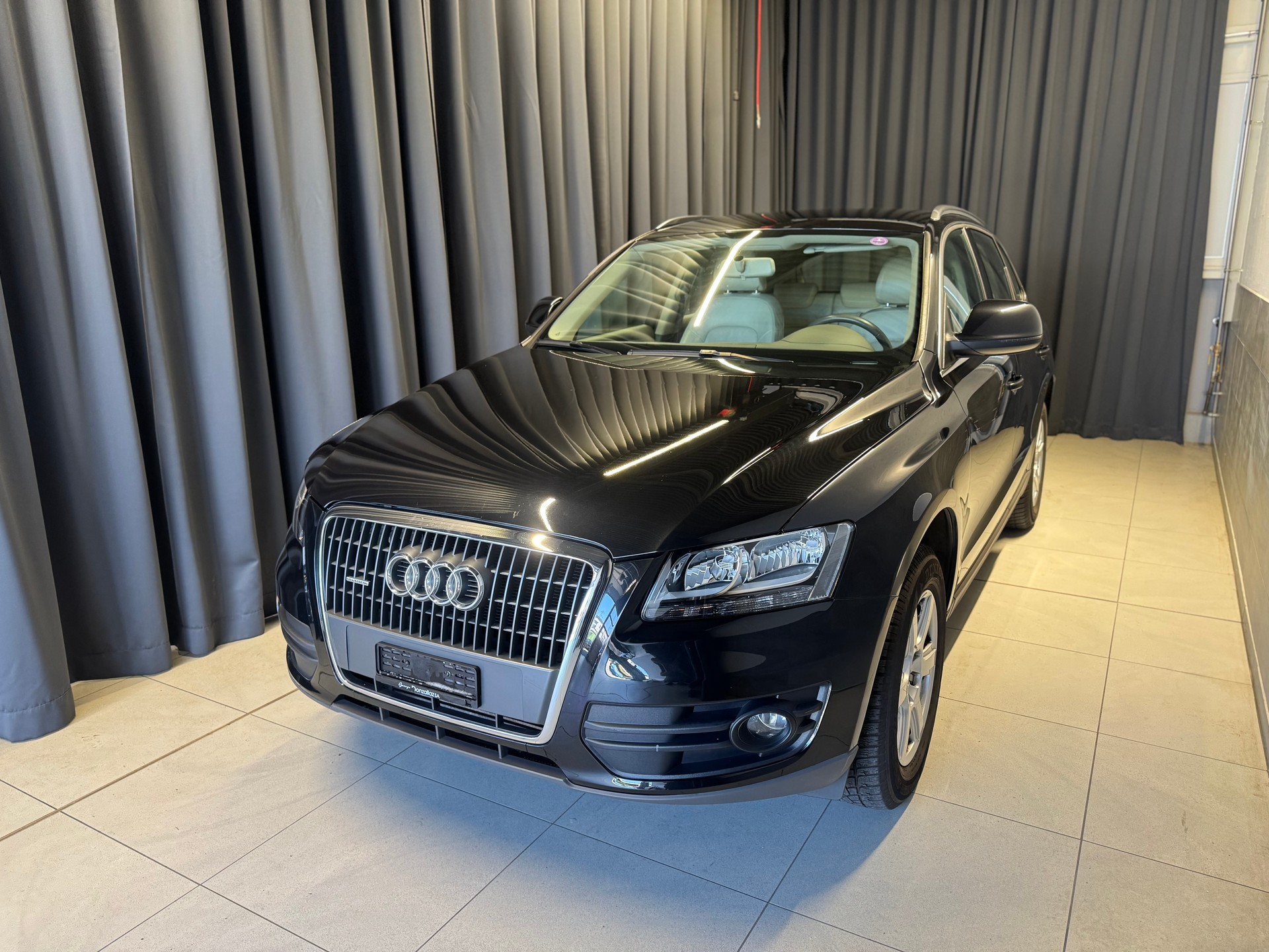 AUDI Q5 2.0 TFSI quattro S-tronic (23)-showroom-element-2
