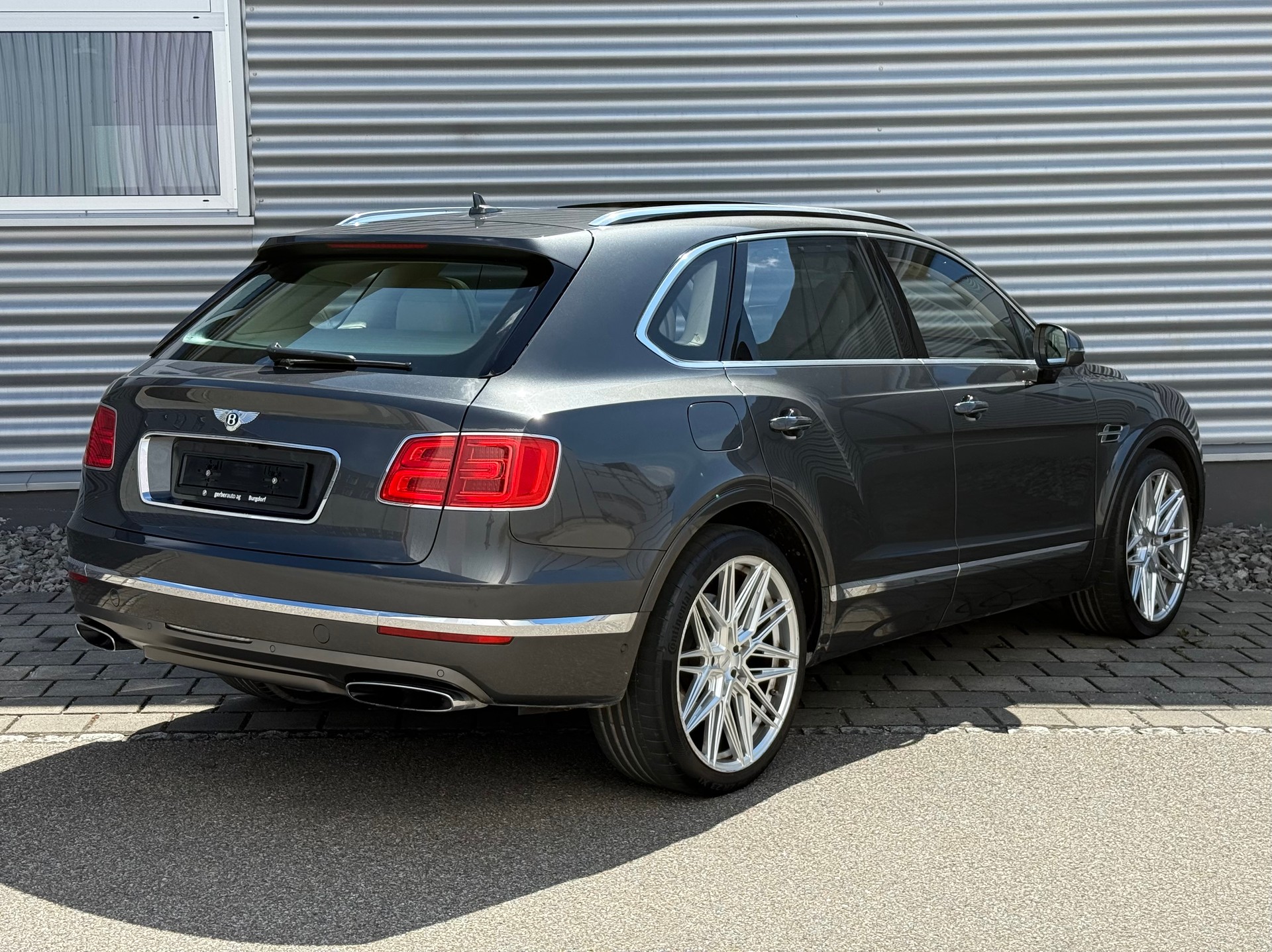 BENTLEY Bentayga W12-showroom-element-3