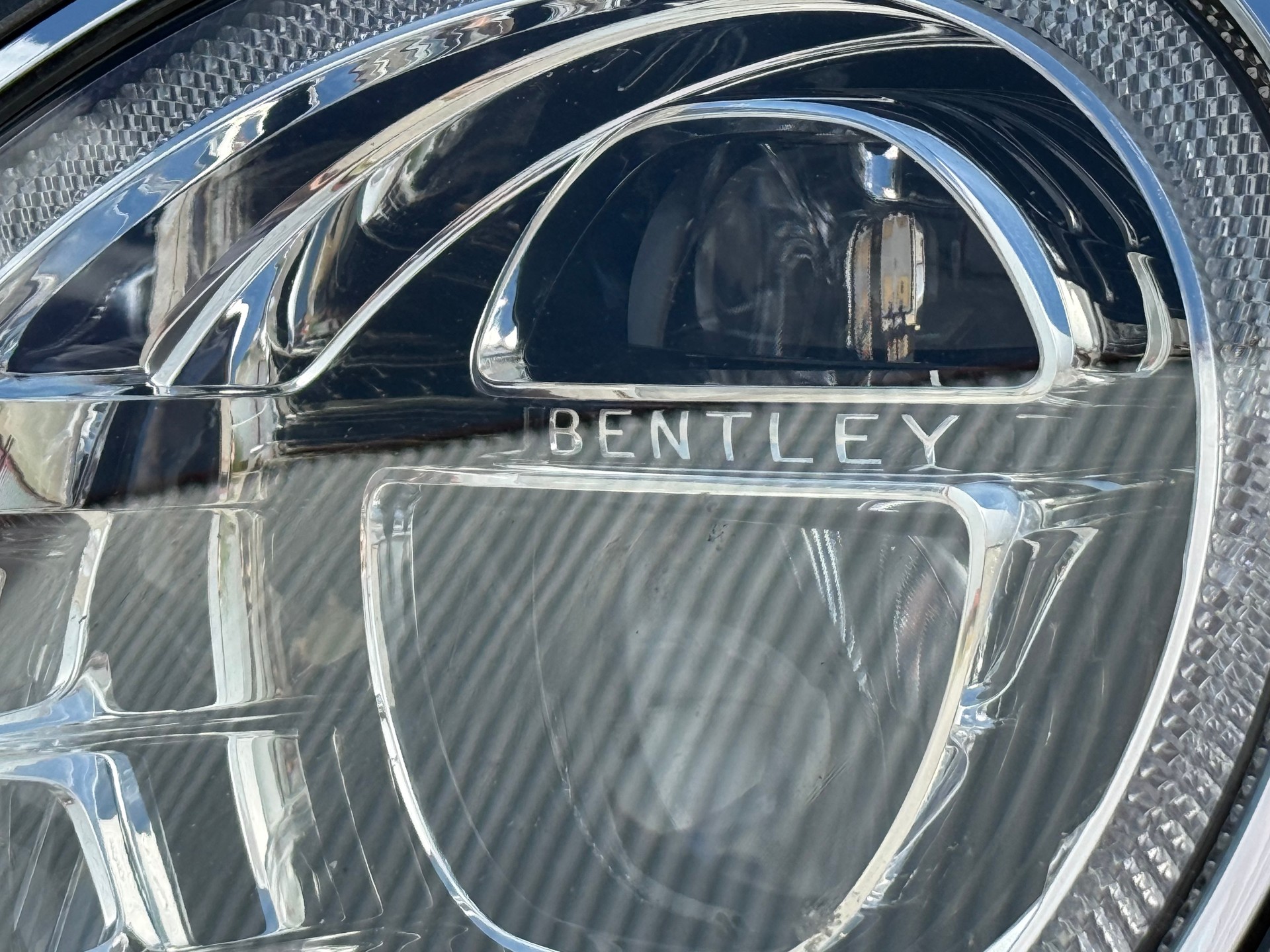 BENTLEY Bentayga W12-showroom-element-1