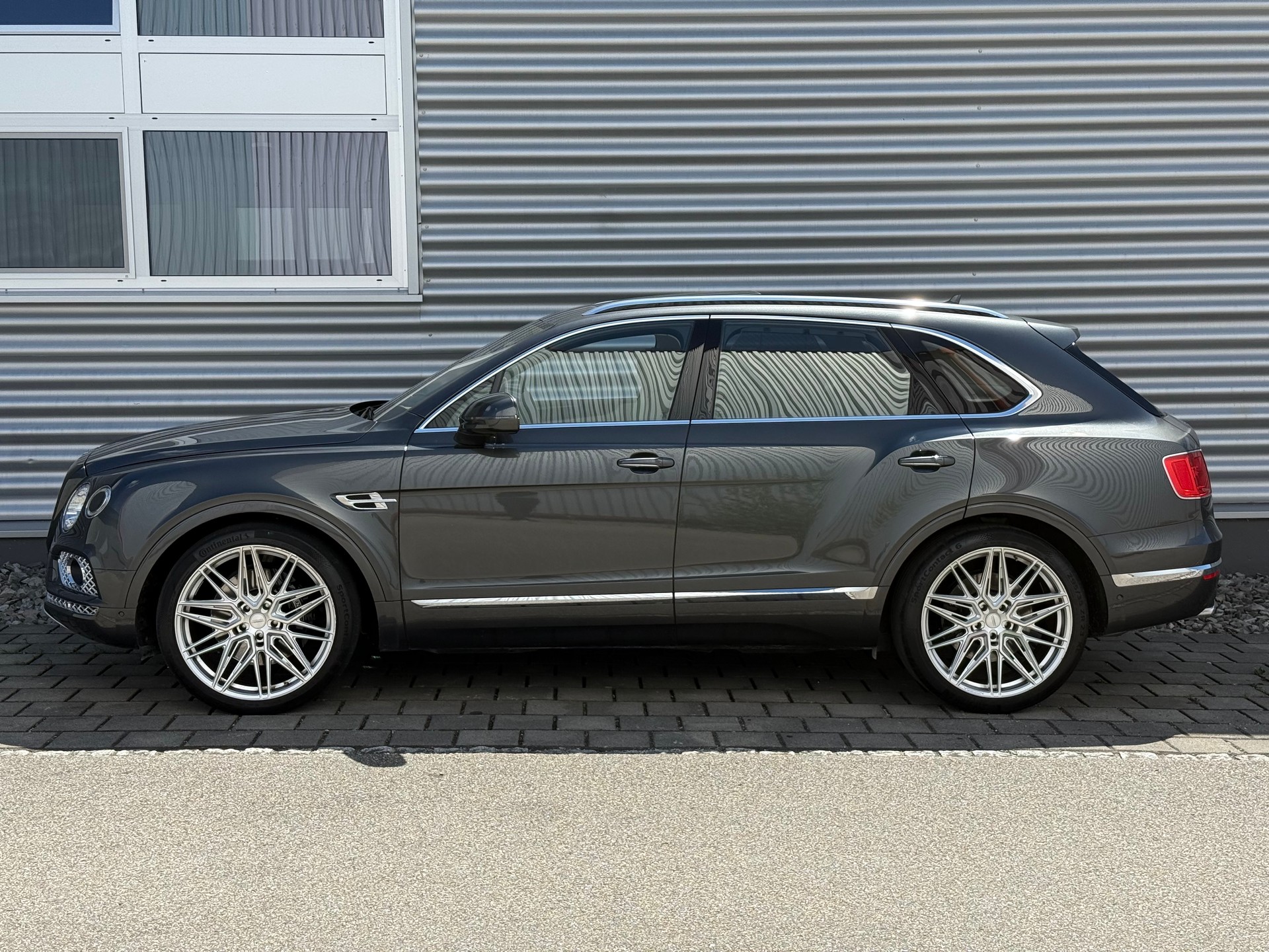BENTLEY Bentayga W12-showroom-element-2