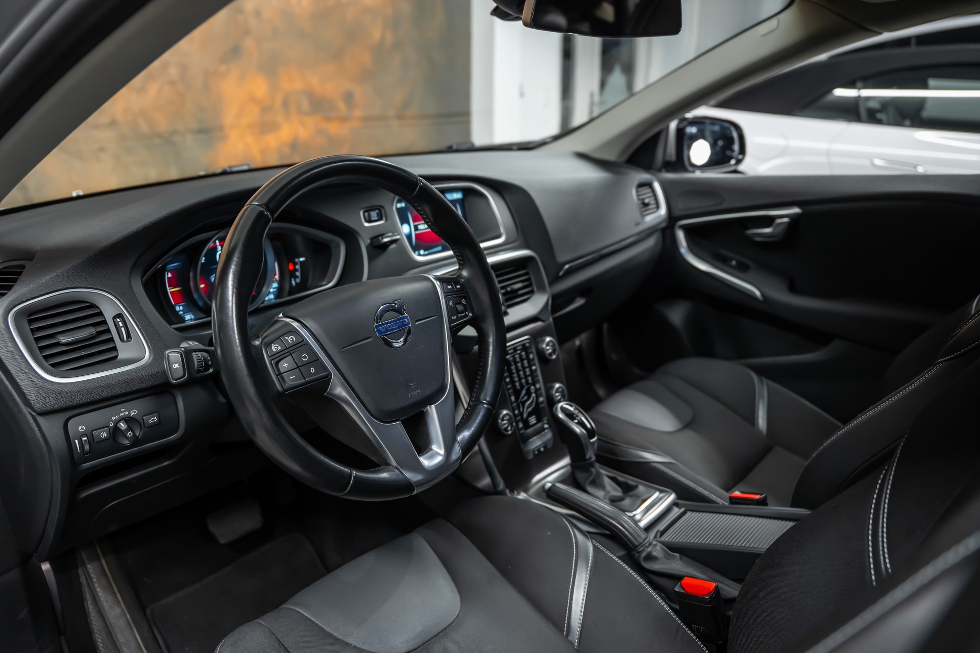 VOLVO V40 D3 Momentum Geartronic *CH-Fahrzeug*ab MFK*-image-11