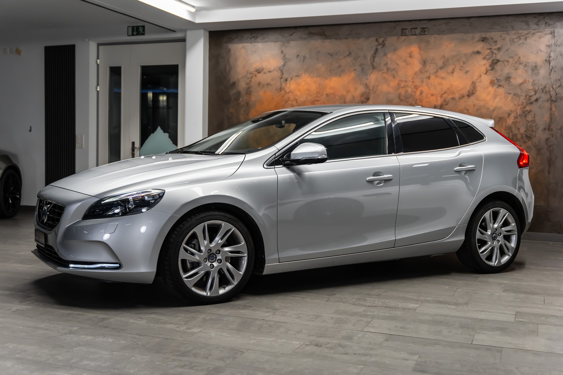 VOLVO V40 D3 Momentum Geartronic *CH-Fahrzeug*ab MFK*-showroom-element-2