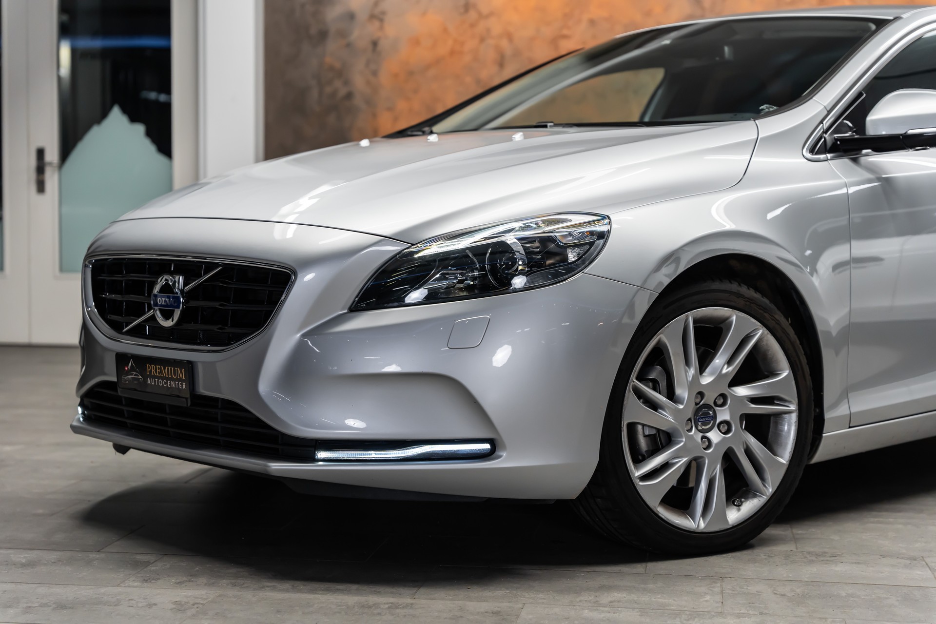 VOLVO V40 D3 Momentum Geartronic *CH-Fahrzeug*ab MFK*-showroom-element-1