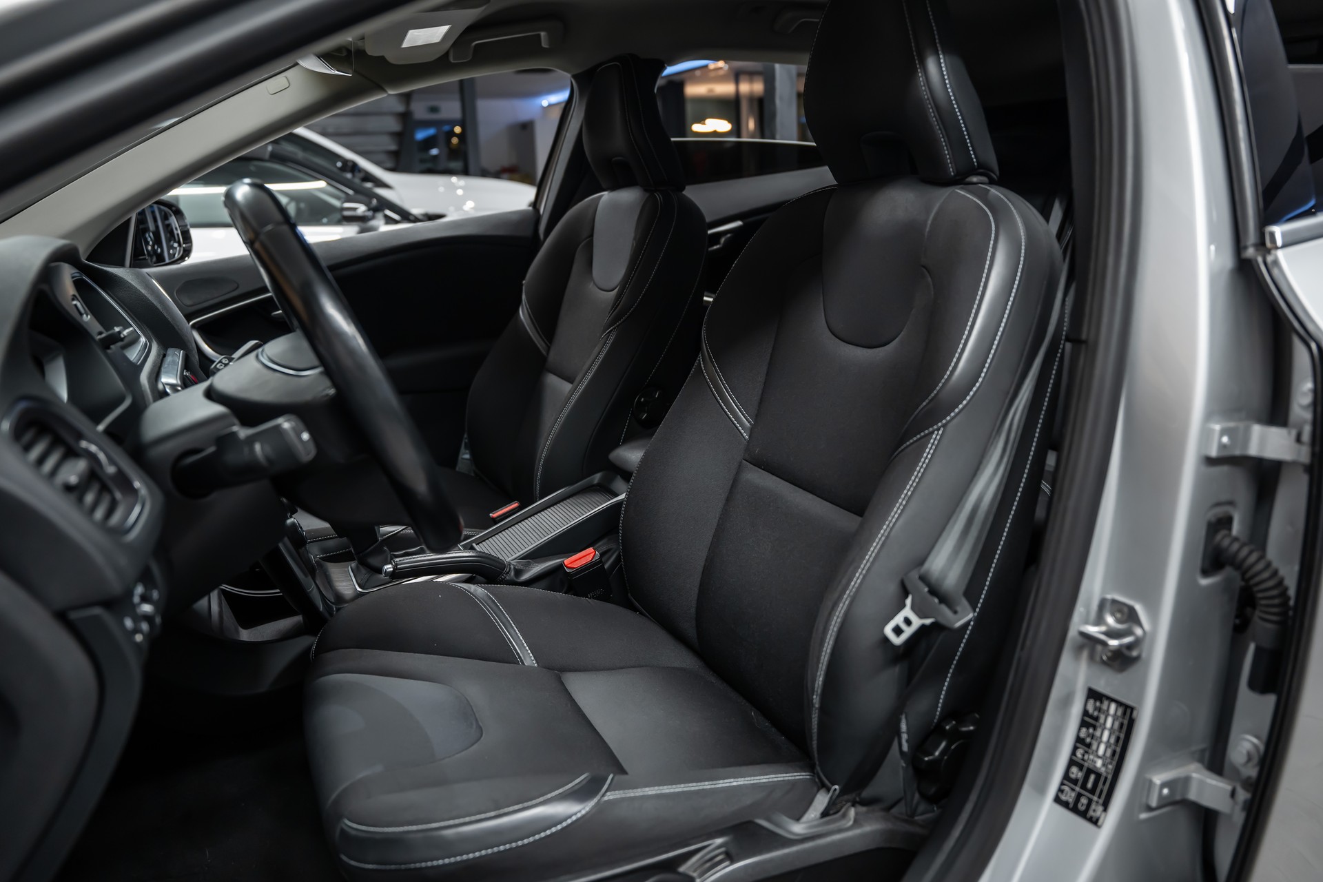 VOLVO V40 D3 Momentum Geartronic *CH-Fahrzeug*ab MFK*-image-10