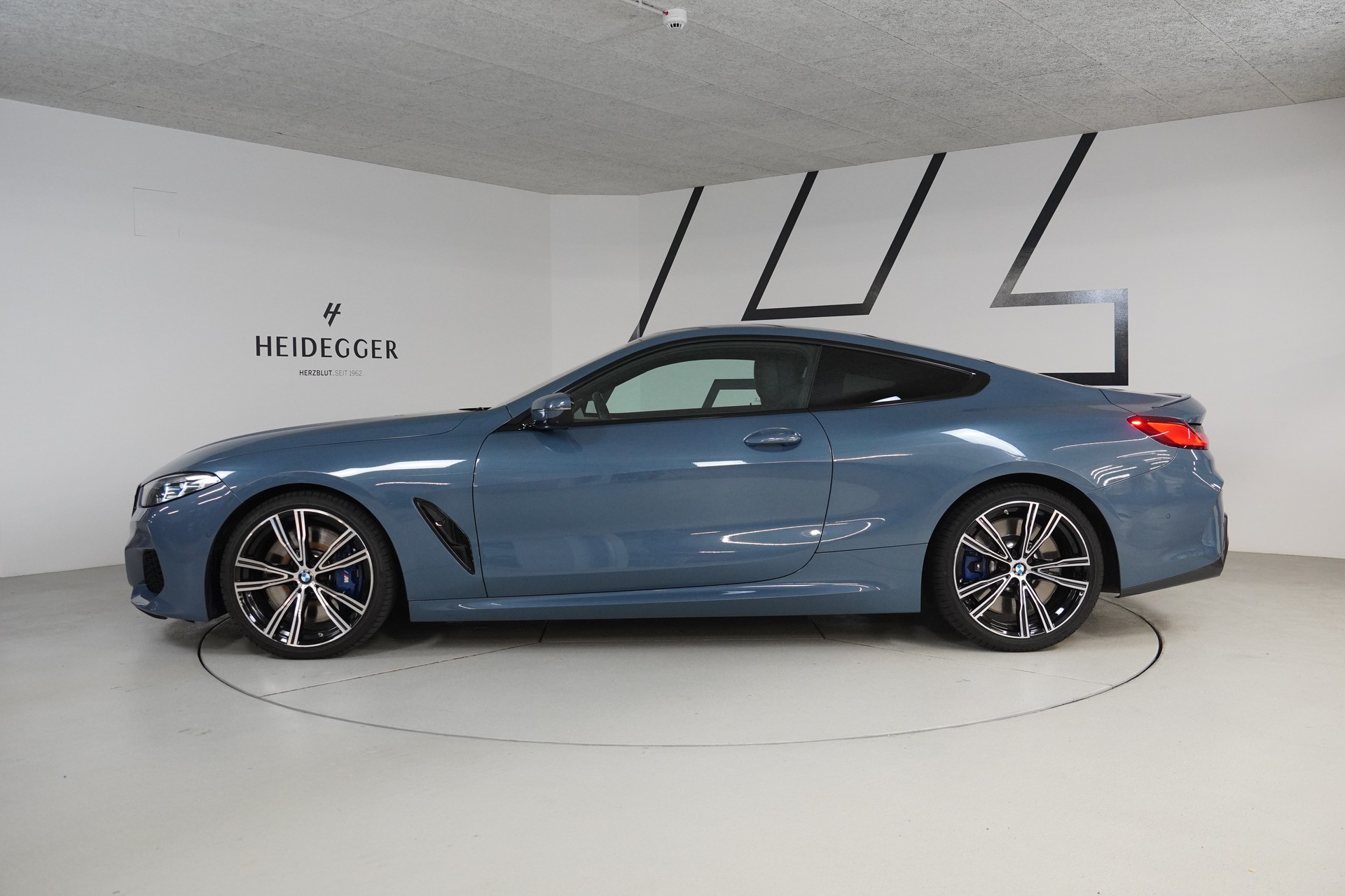 BMW M850i xDrive First Edition Steptronic-showroom-element-3