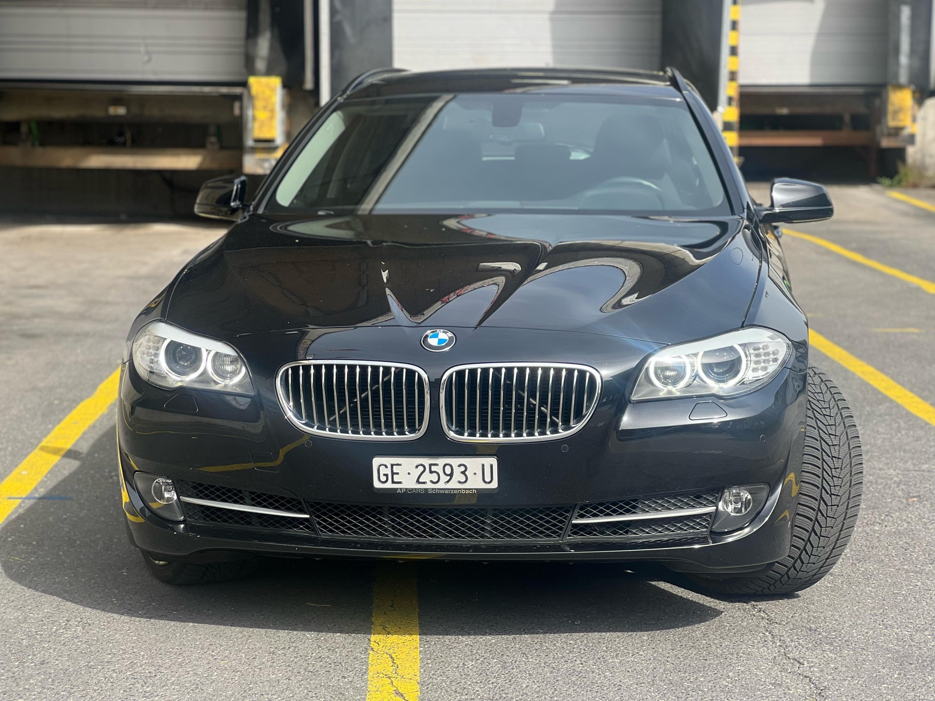 BMW 528i xDrive Touring Steptronic-showroom-element-1