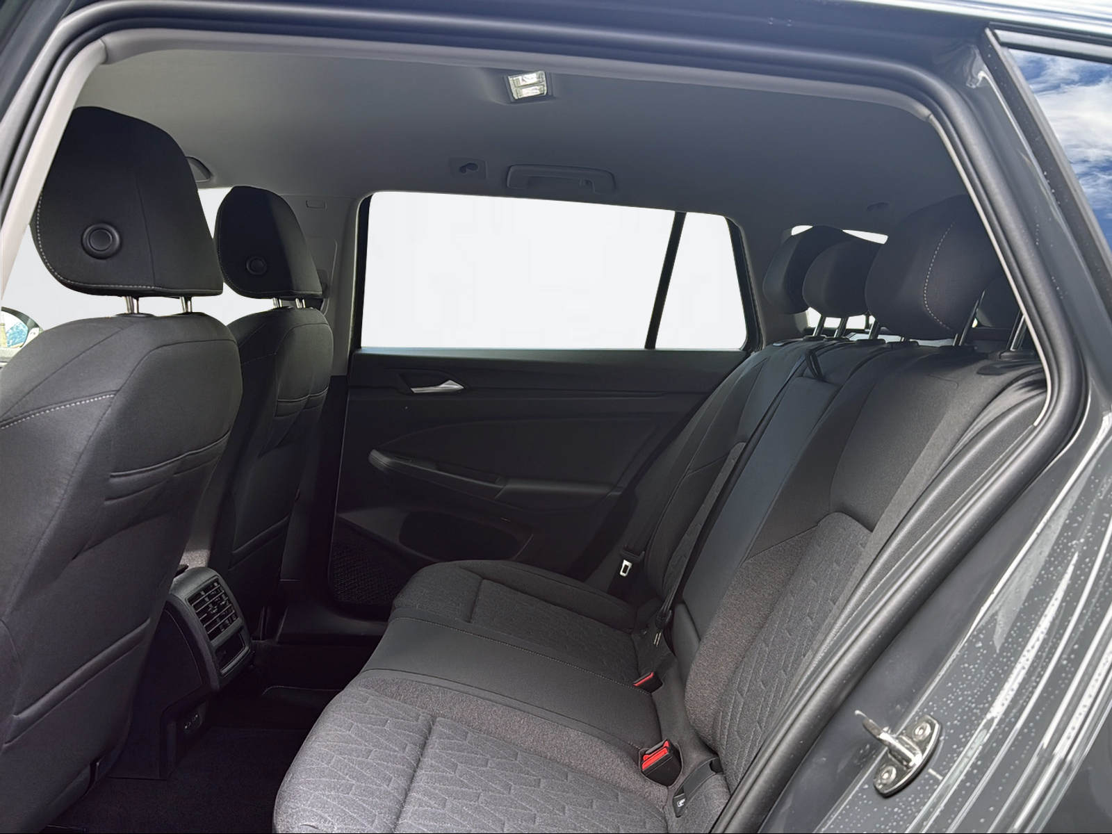 VW Golf VIII Variant 1.5 eTSI Life DSG-image-8