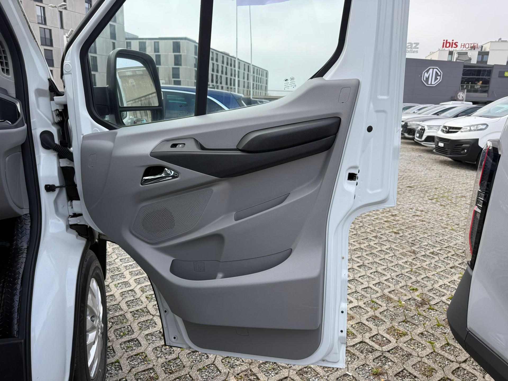 MAXUS eDeliver 9 L4 65kWh-image-8