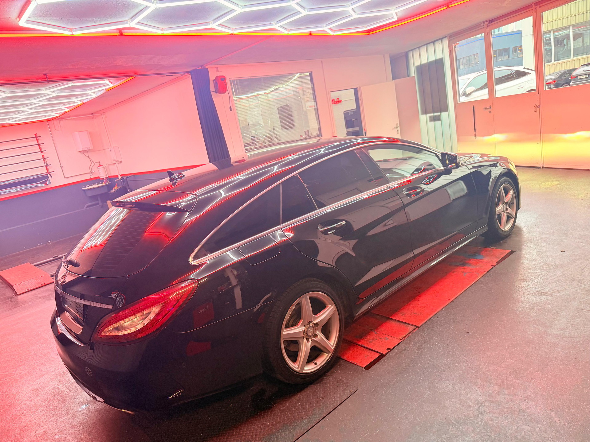 MERCEDES-BENZ CLS Shooting Brake 350 BlueTEC 4Matic 7G-Tronic-image-4
