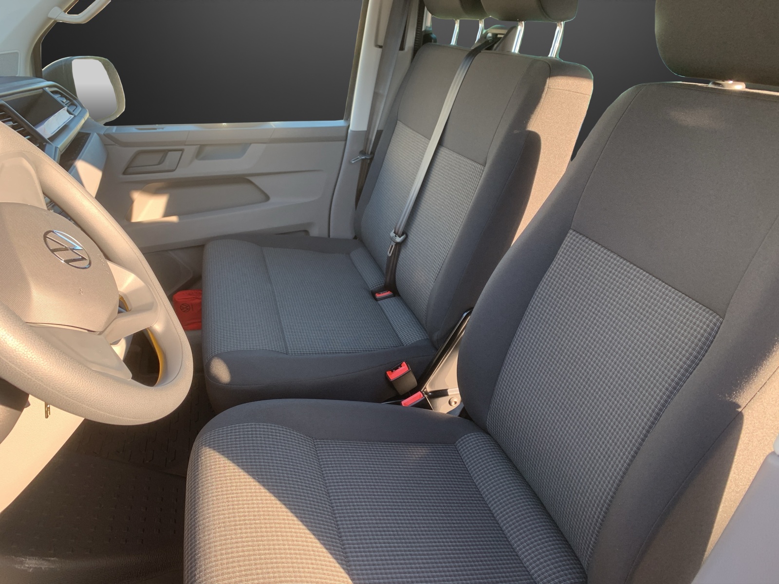 VW Transporter Kombi Langer Radstand 2.0 TDI 4Motion DSG-image-6