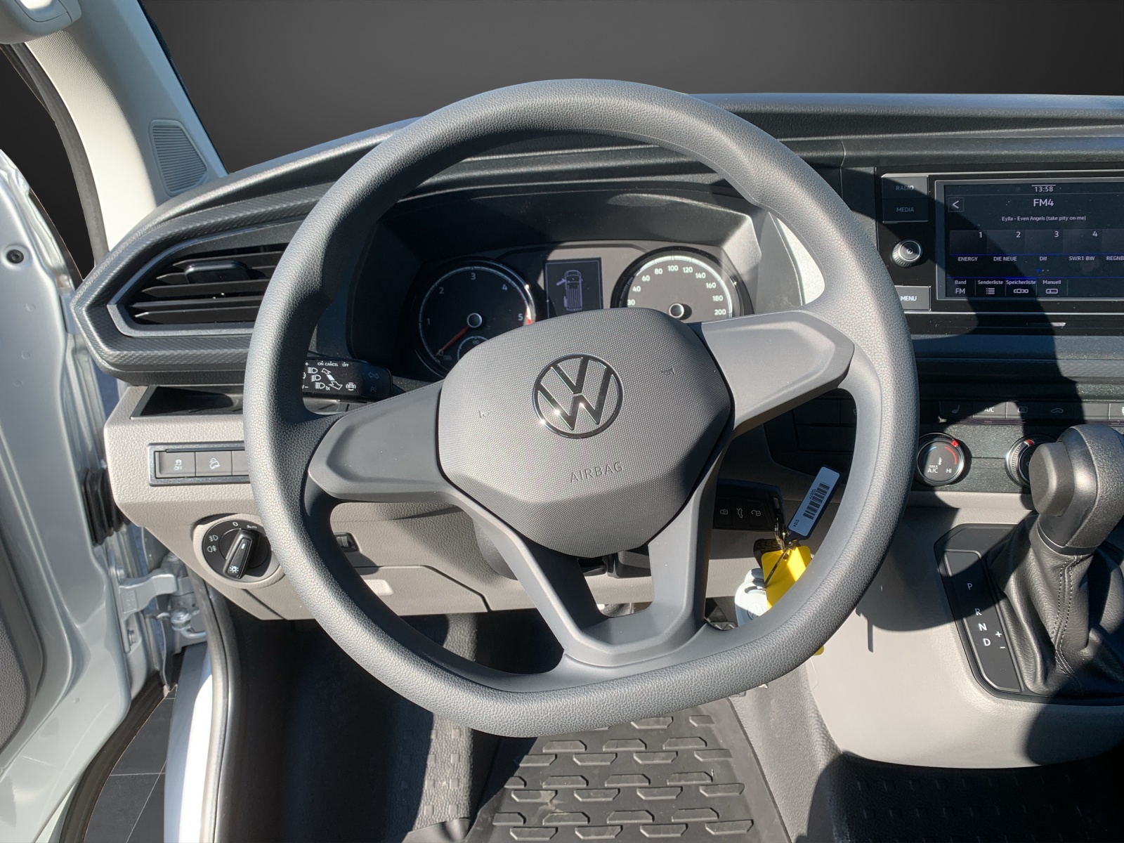 VW Transporter Kombi Langer Radstand 2.0 TDI 4Motion DSG-image-9