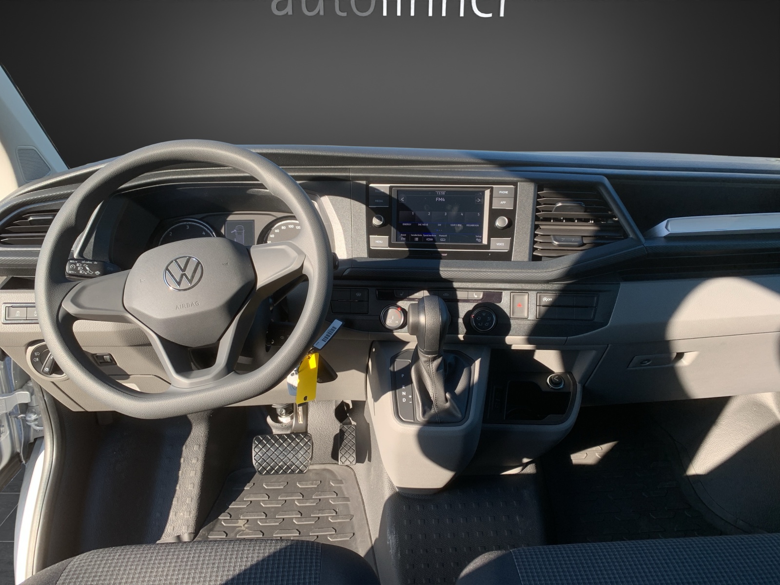 VW Transporter Kombi Langer Radstand 2.0 TDI 4Motion DSG-image-8