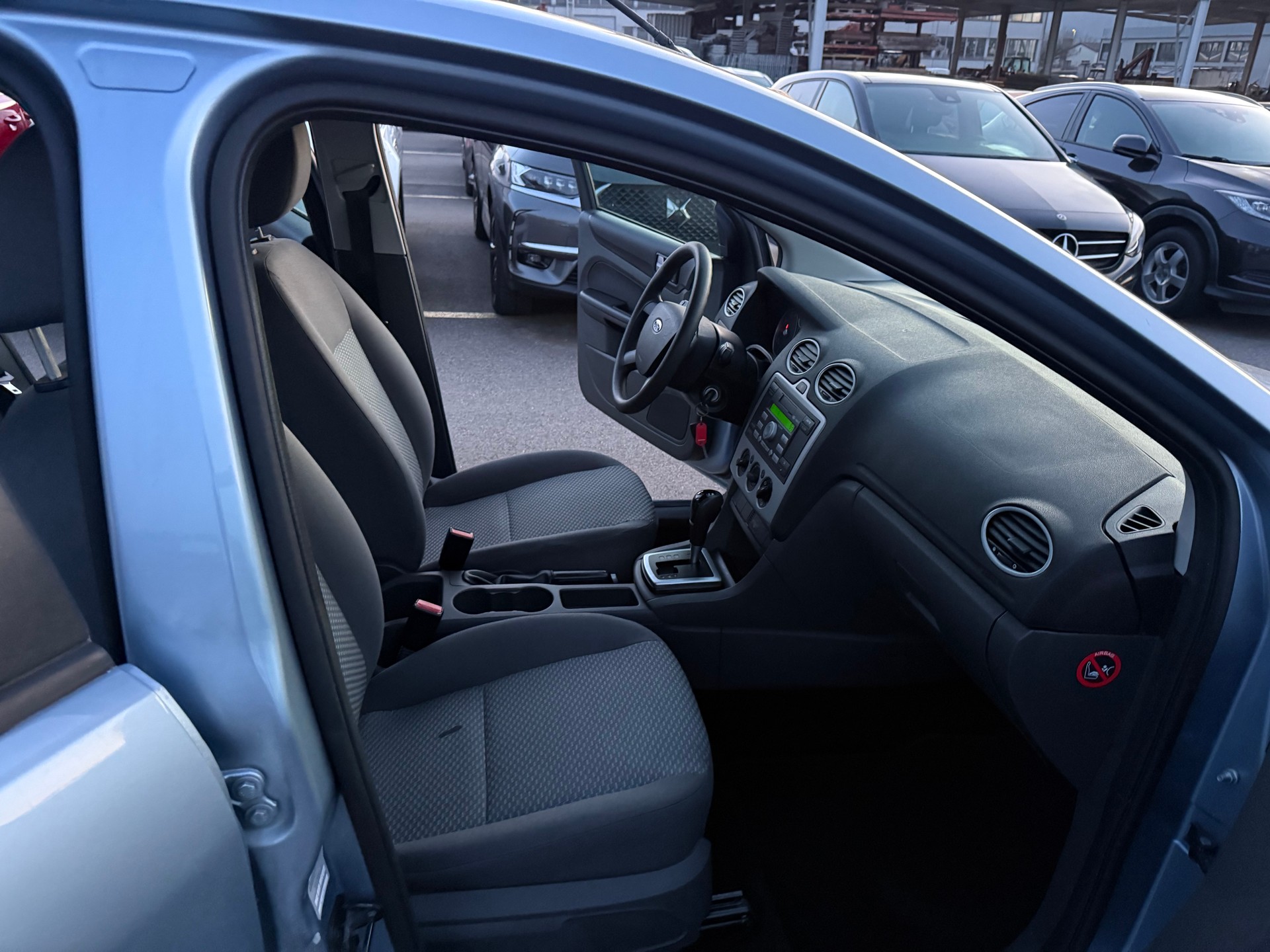 FORD Focus 1.6i Ghia Automatic-image-12