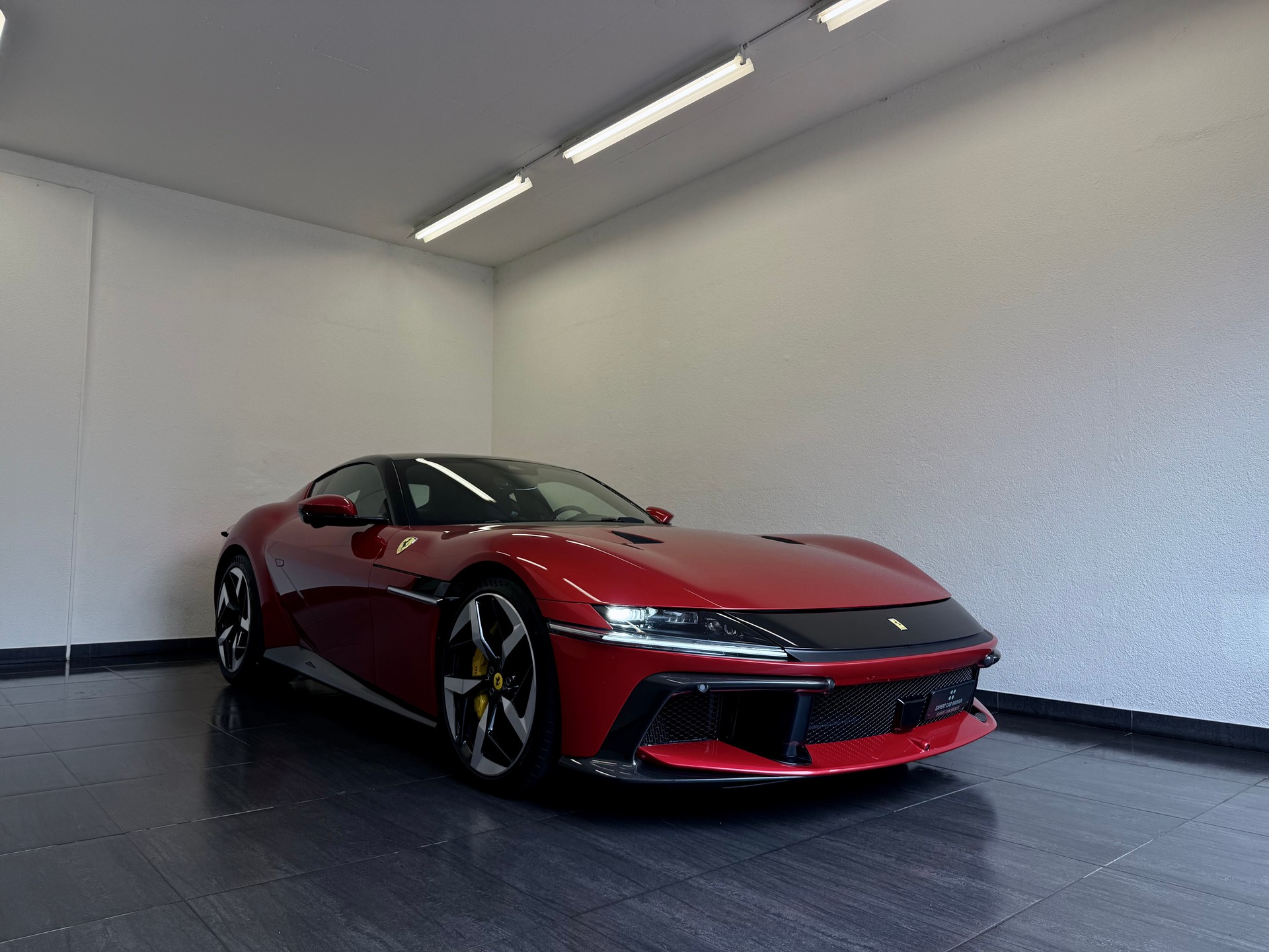 FERRARI 12 Cilindri-showroom-element-1