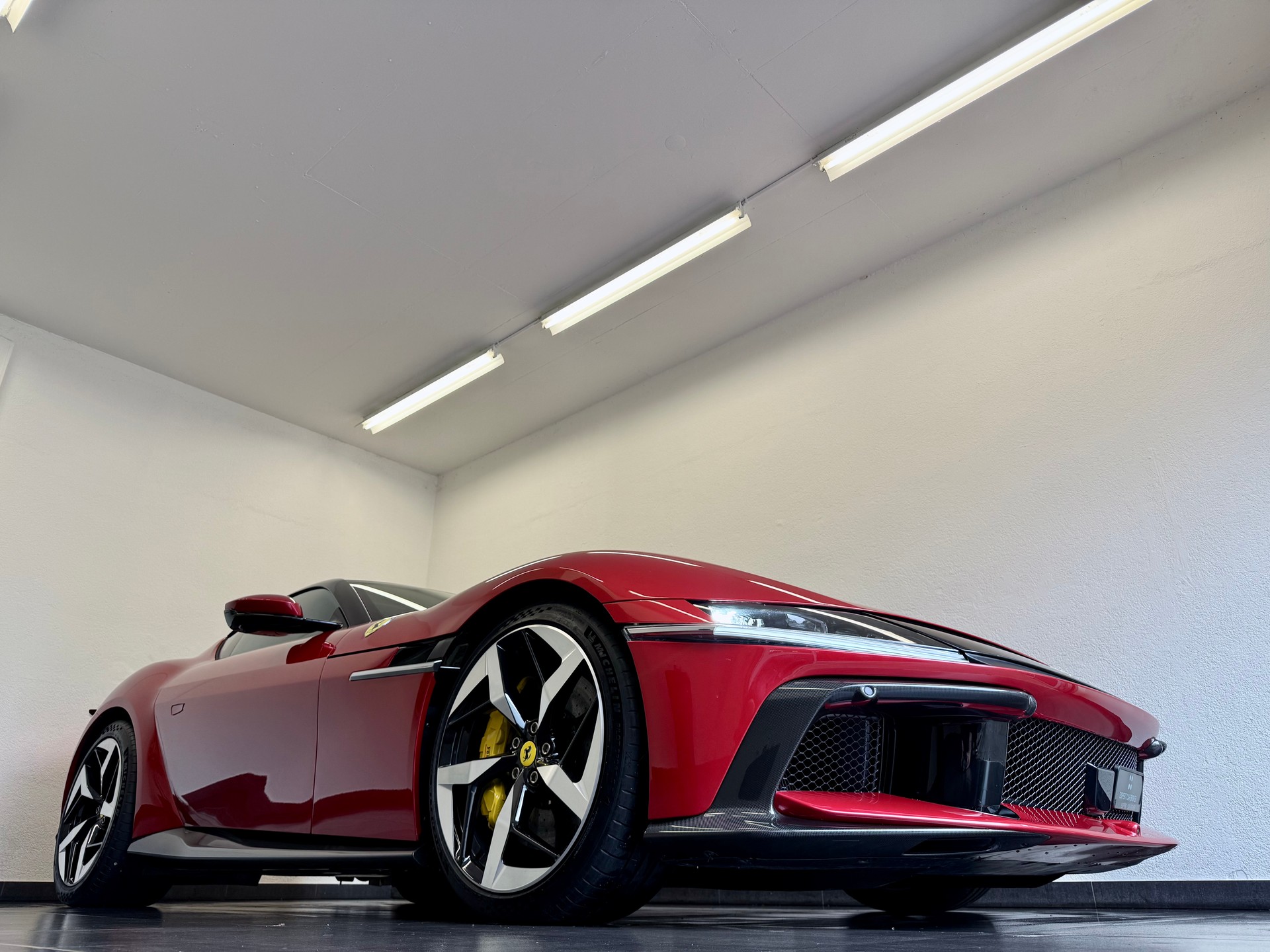 FERRARI 12 Cilindri-showroom-element-2