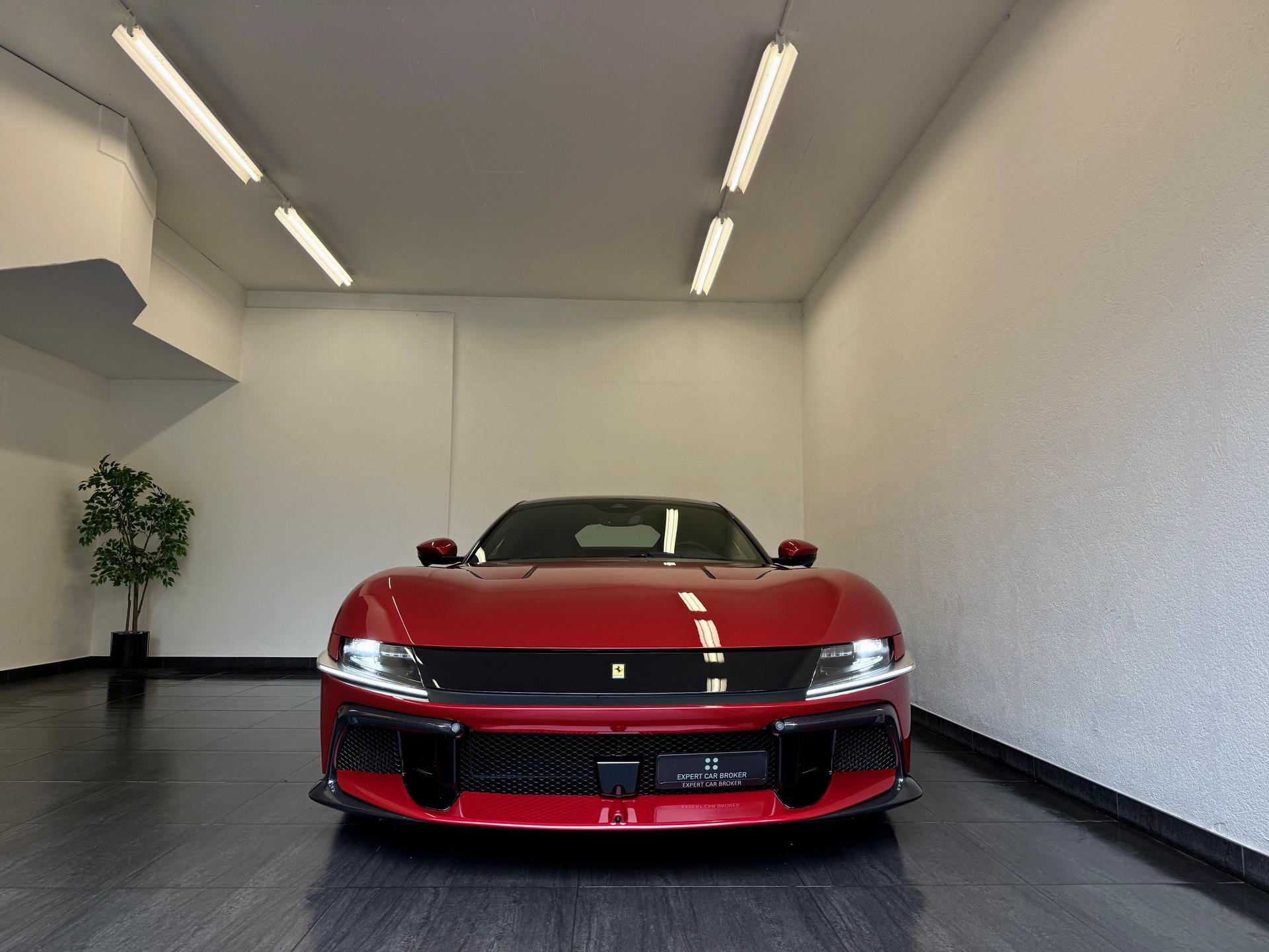 FERRARI 12 Cilindri-showroom-element-3