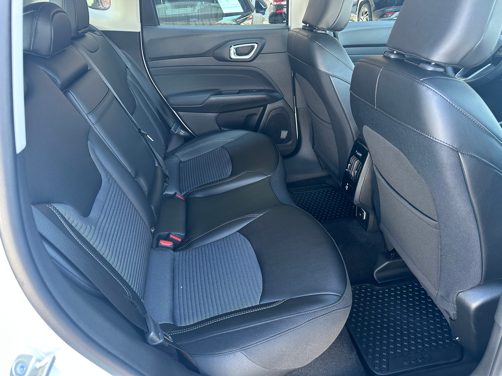 JEEP Compass 4x2 1.5 T MHEV Swiss Altitude-image-12